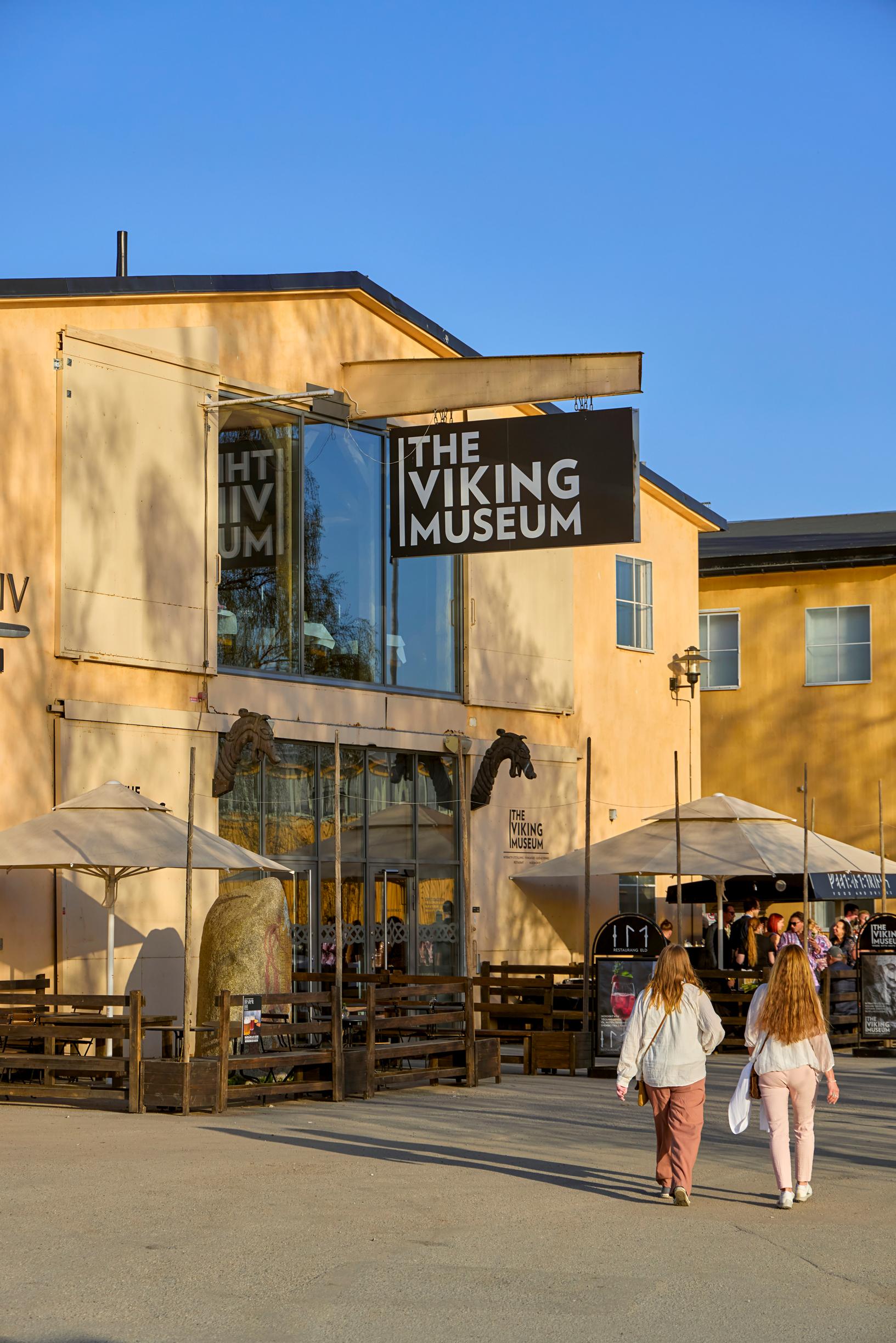 Viikinkien jäljillä Ruotsissa: Viikinkimuseossa on ravintola, joka tarjoaa myös viininmaisteluja. Viikinkien arkijuomaa oli olut, mutta he tekivät hunajaviiniä.