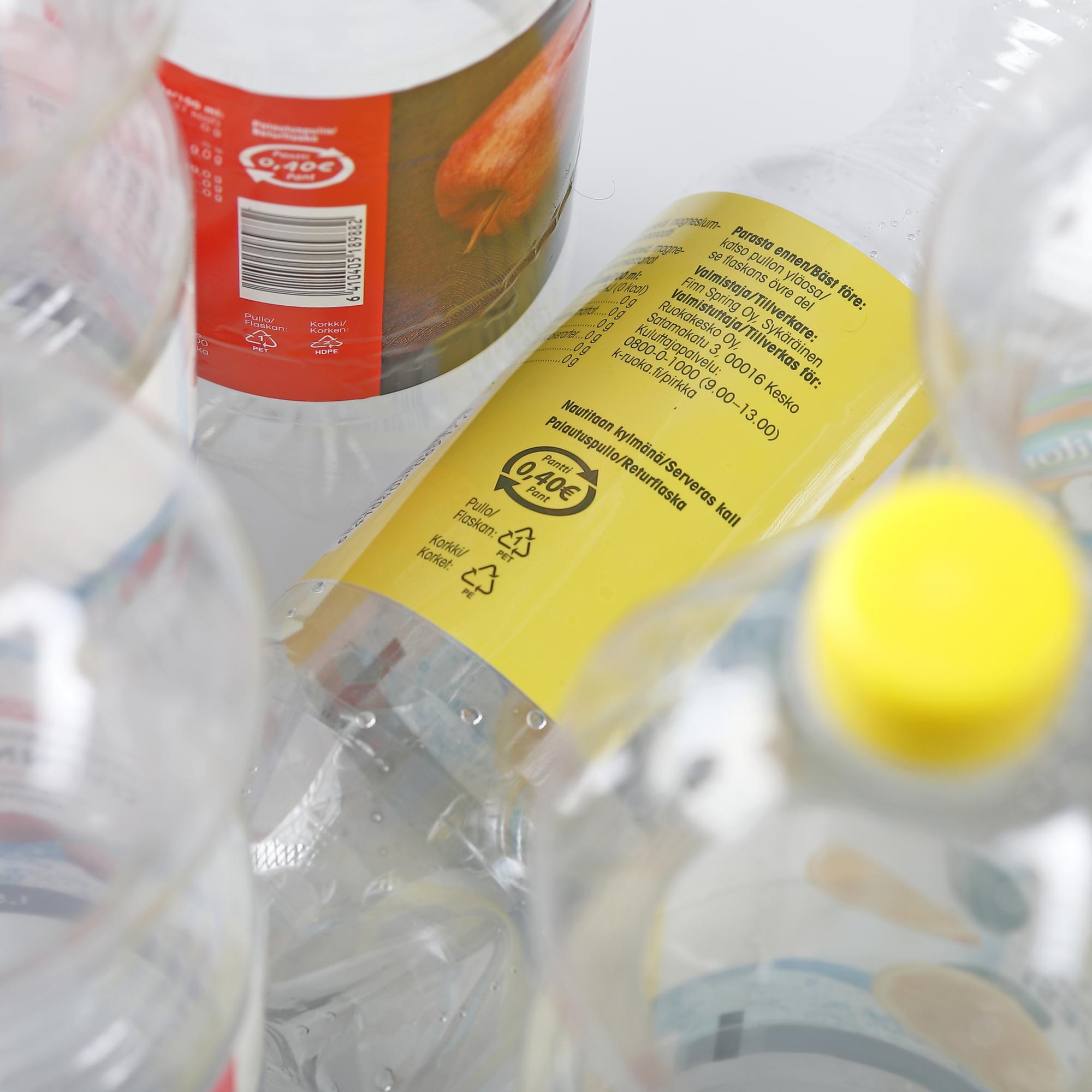 Palautuspullojen arvo on romahtanut – Miksi pantteja ei ole nostettu yli 20 vuoteen?