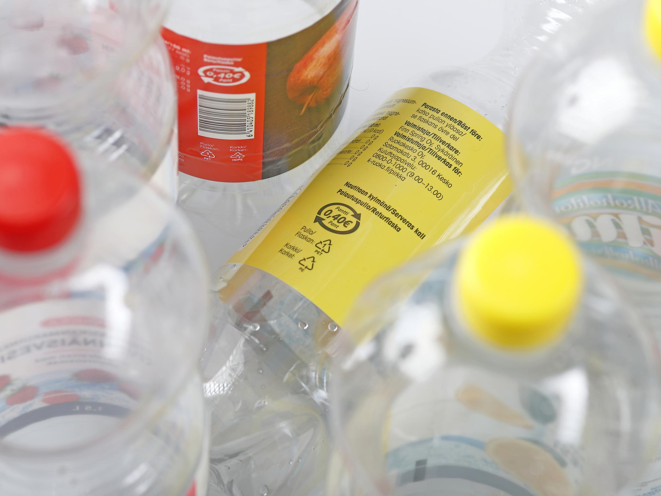 Palautuspullojen arvo on romahtanut – Miksi pantteja ei ole nostettu yli 20 vuoteen?