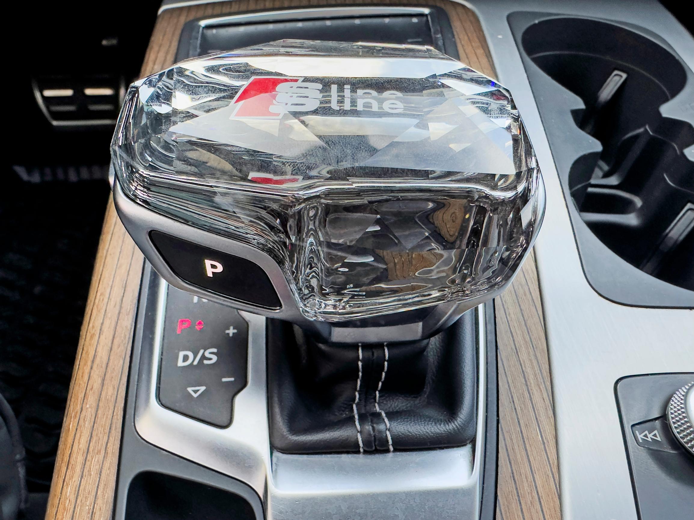 Audi Q7:n vaihdekepin kahva on ehtaa kristallia.