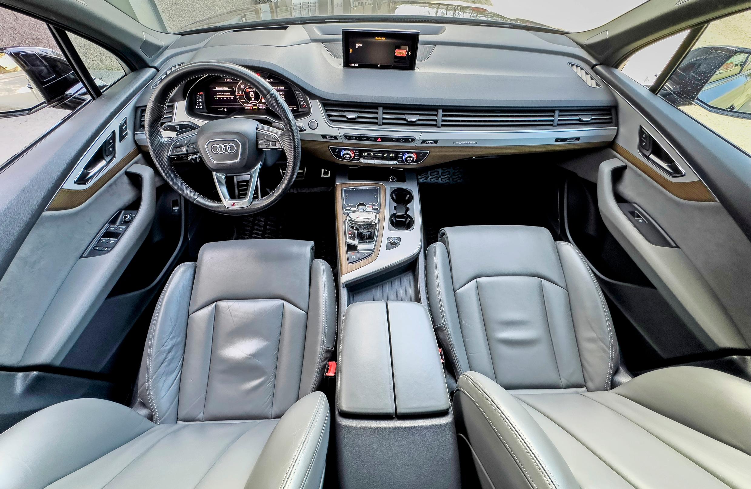 Audi Q7:n kojelauta on selkeä ja tyylikäs.