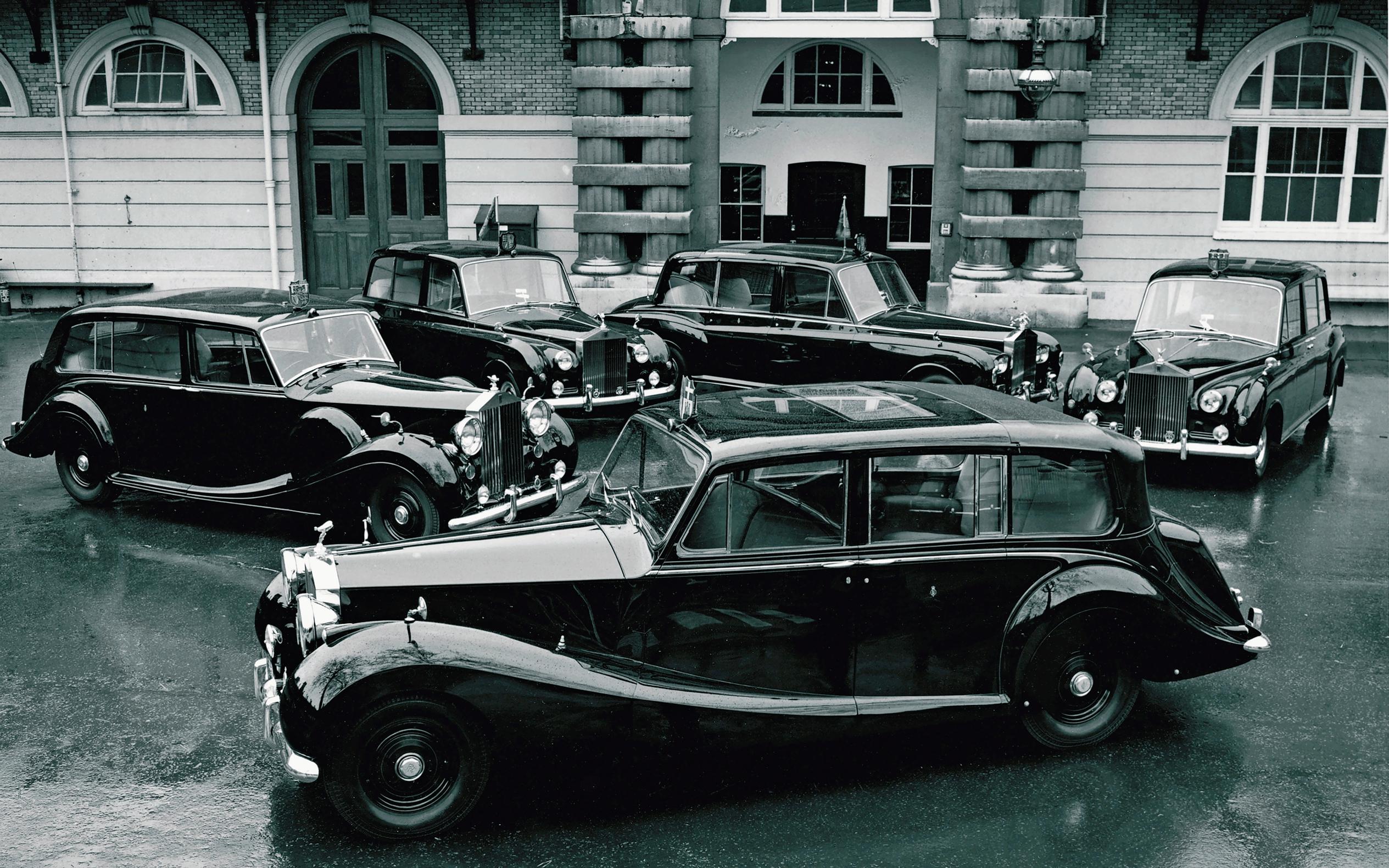 Englannin kuningasperhe lienee tunnetuimpia Rolls-Roycen asiakkaita. Ja eri mallisukupolvista kuninkaallisin on kuvassa etualalla oleva Phantom IV. Niitä valmistettiin vain 18 kappaletta vuosina 1950–1956. Noista autoista 16 on vielä olemassa.