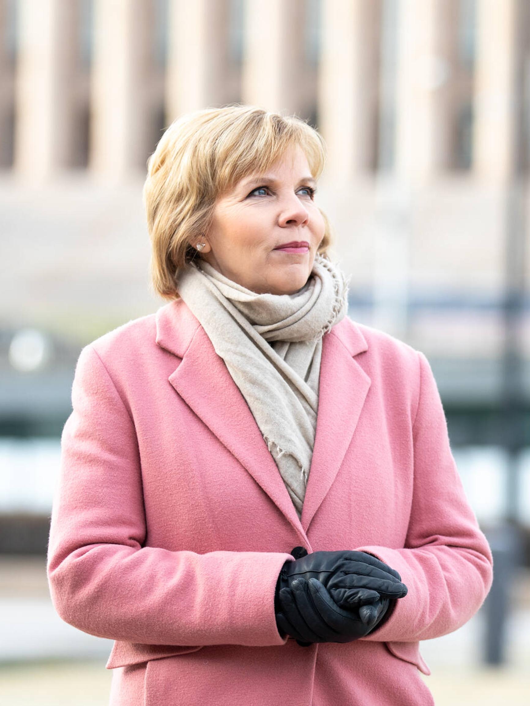 Anna-Maja Henriksson, kumpi on sinulle tärkeämpää, purjehdus vai rapujuhlat?