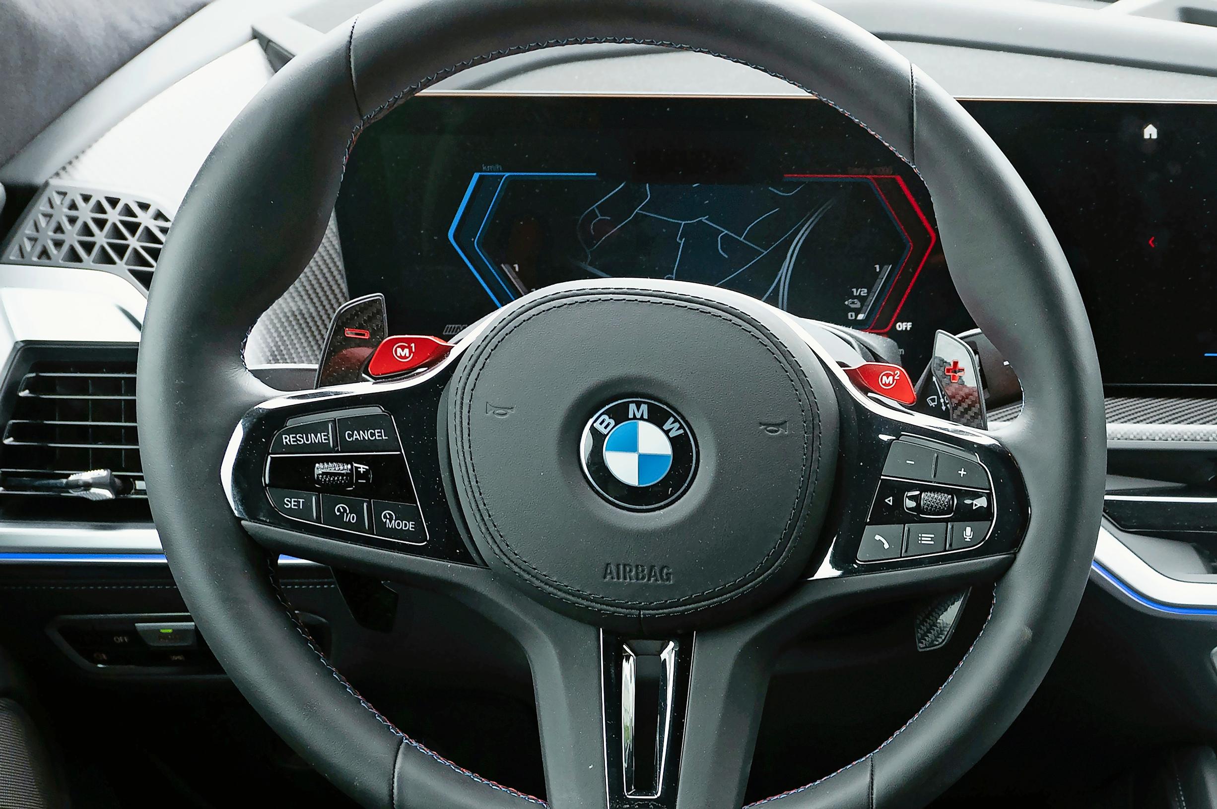 BMW XM:n ratin punaiset M-painikkeet herättävät pedon henkiin.