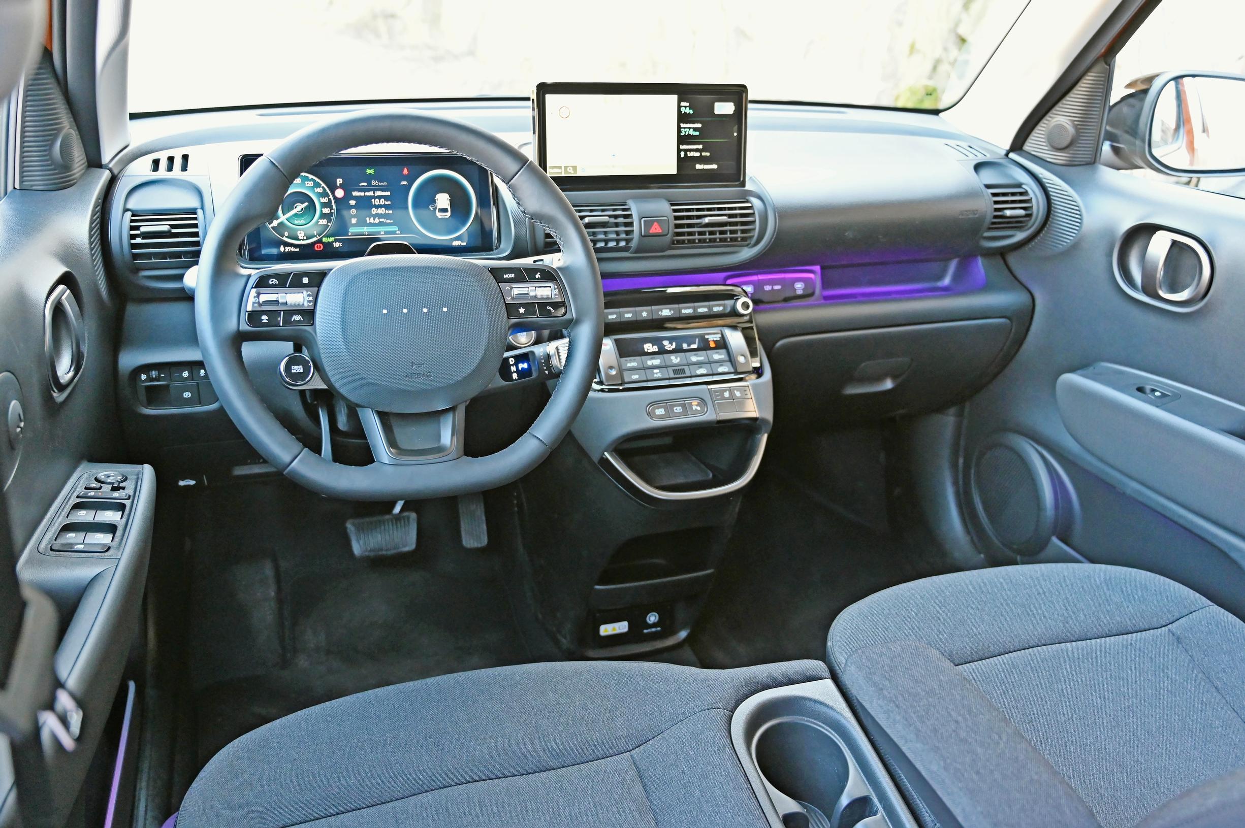 Hyundai Insterin sisätilat ovat kapeat, mikä tuntuu myös ohjaamossa. Toiminnallisuus on kuitenkin miellyttävän sujuvaa ja ajoasento luonteva.