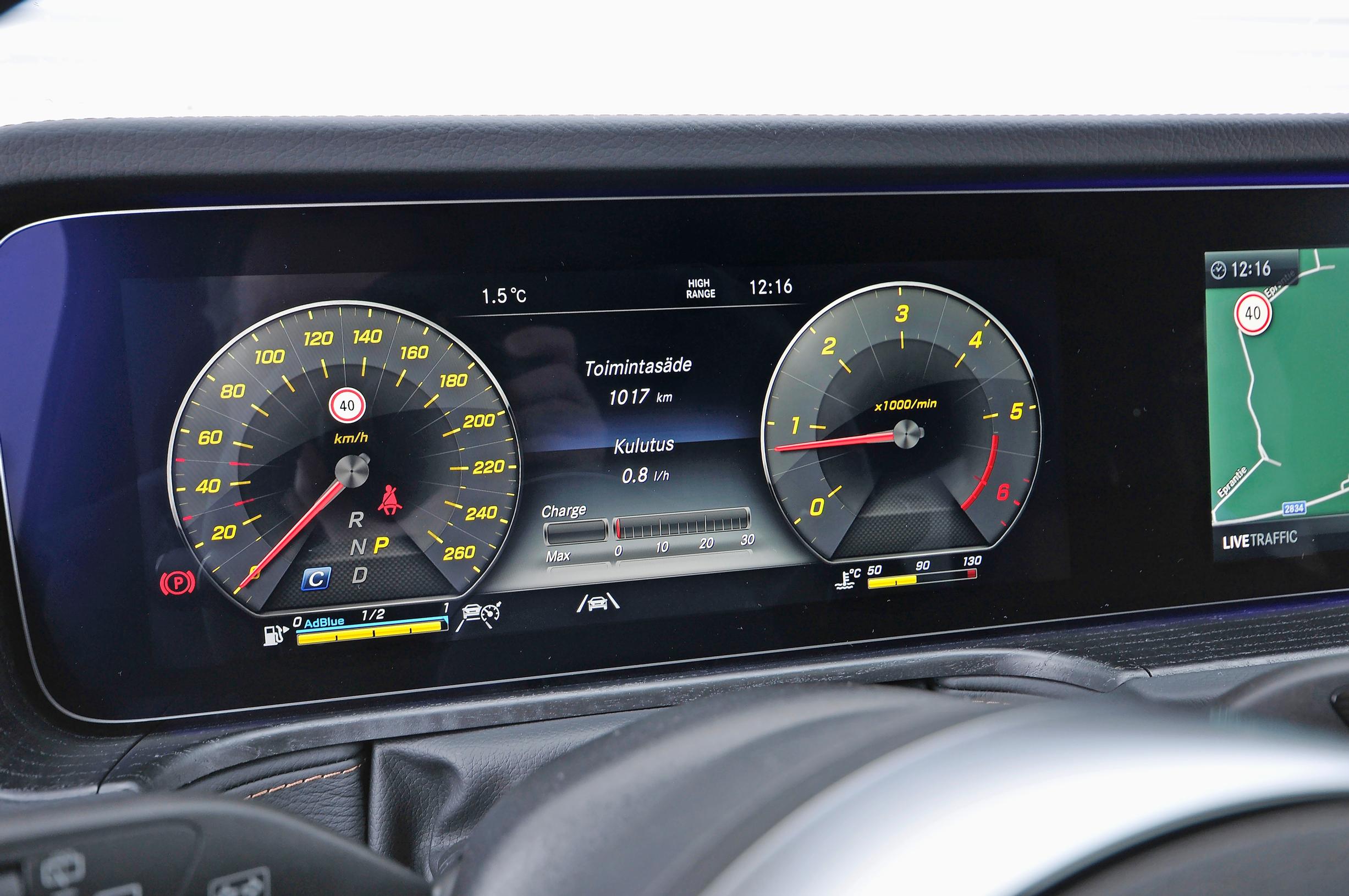 Mercedes-Benz G 400 d:n Mersuista tuttu digimittaristo oli koeajoyksilössäkin vakiovarusteena.