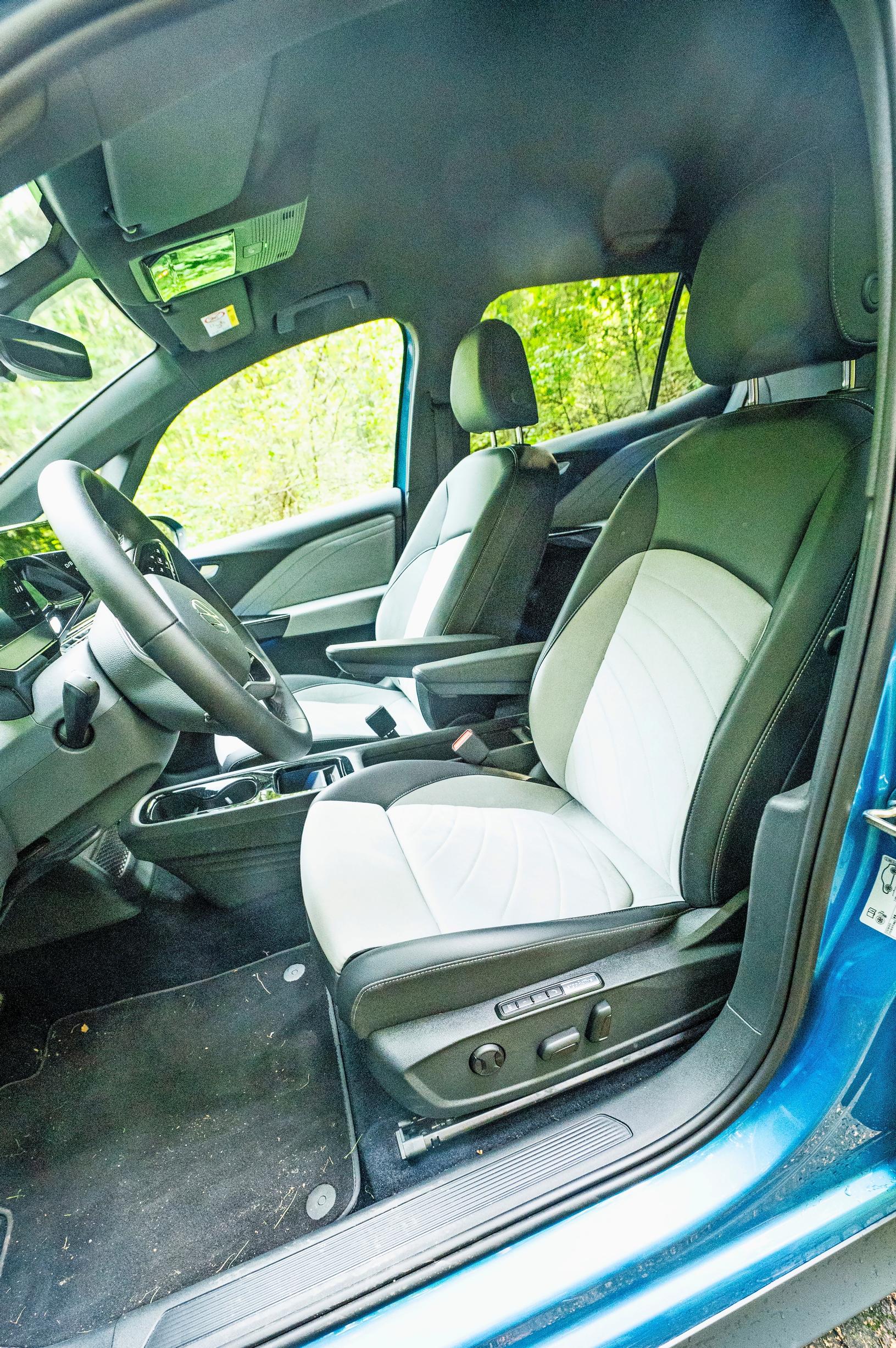 Volkswagen ID.3 Pro S Business Maxin etupenkki on mukava ja kuljettaja löytää helposti haluamansa ajoasennon.