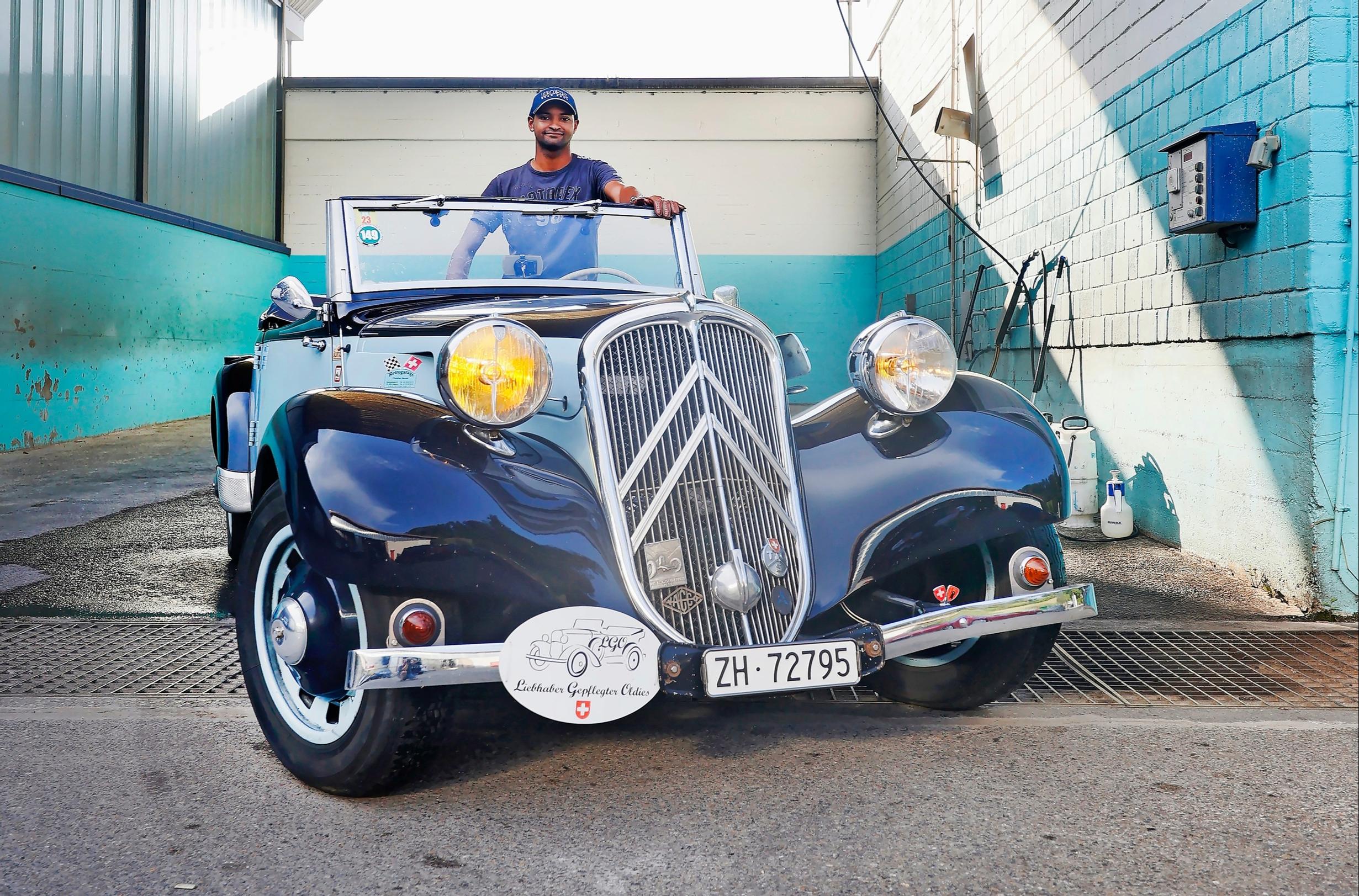 Citroën Traction Avant Cabrioletin keula on avonainen, mikä korostaa kauneutta entisestään.