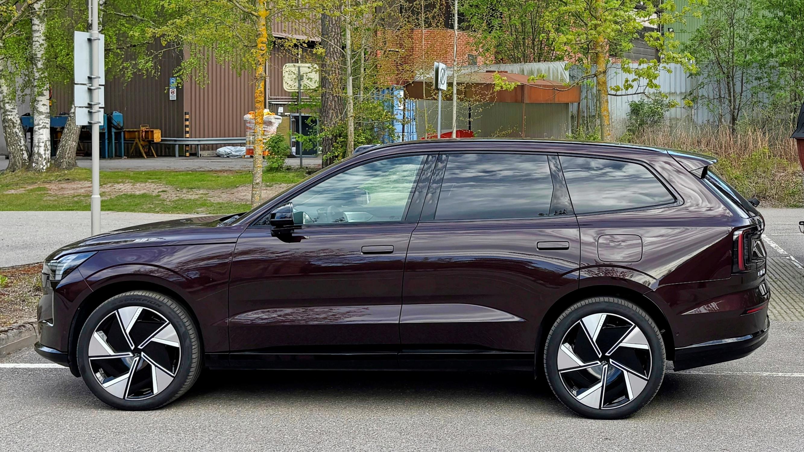 Bara bada bastu – Volvo EX90 on ketterä perheauto hänelle, jonka takataskussa pullottaa sata tonnia 