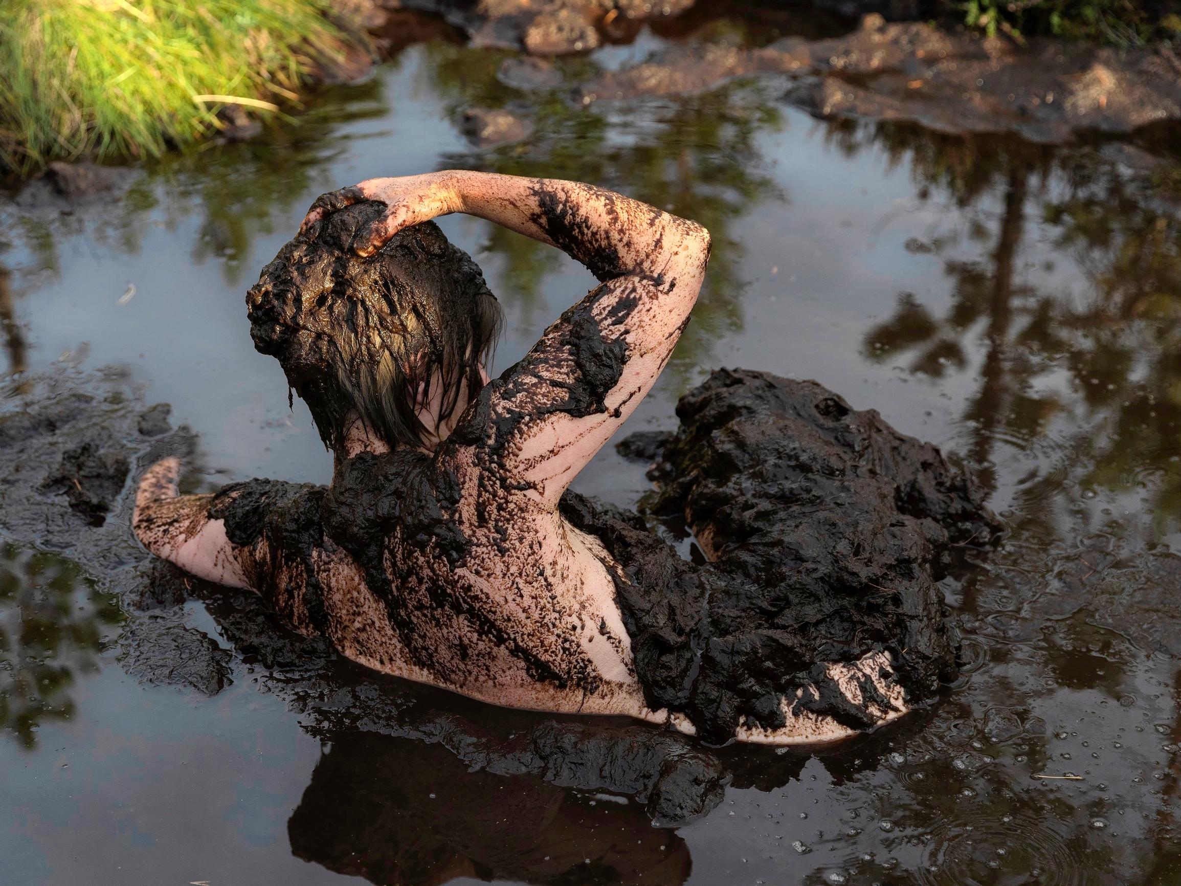 Kuvareportaasi: Suolla ilakointi on uudenlaista suokulttuuria − Karnevaali näyttää nevat ja rämeet uusin silmin