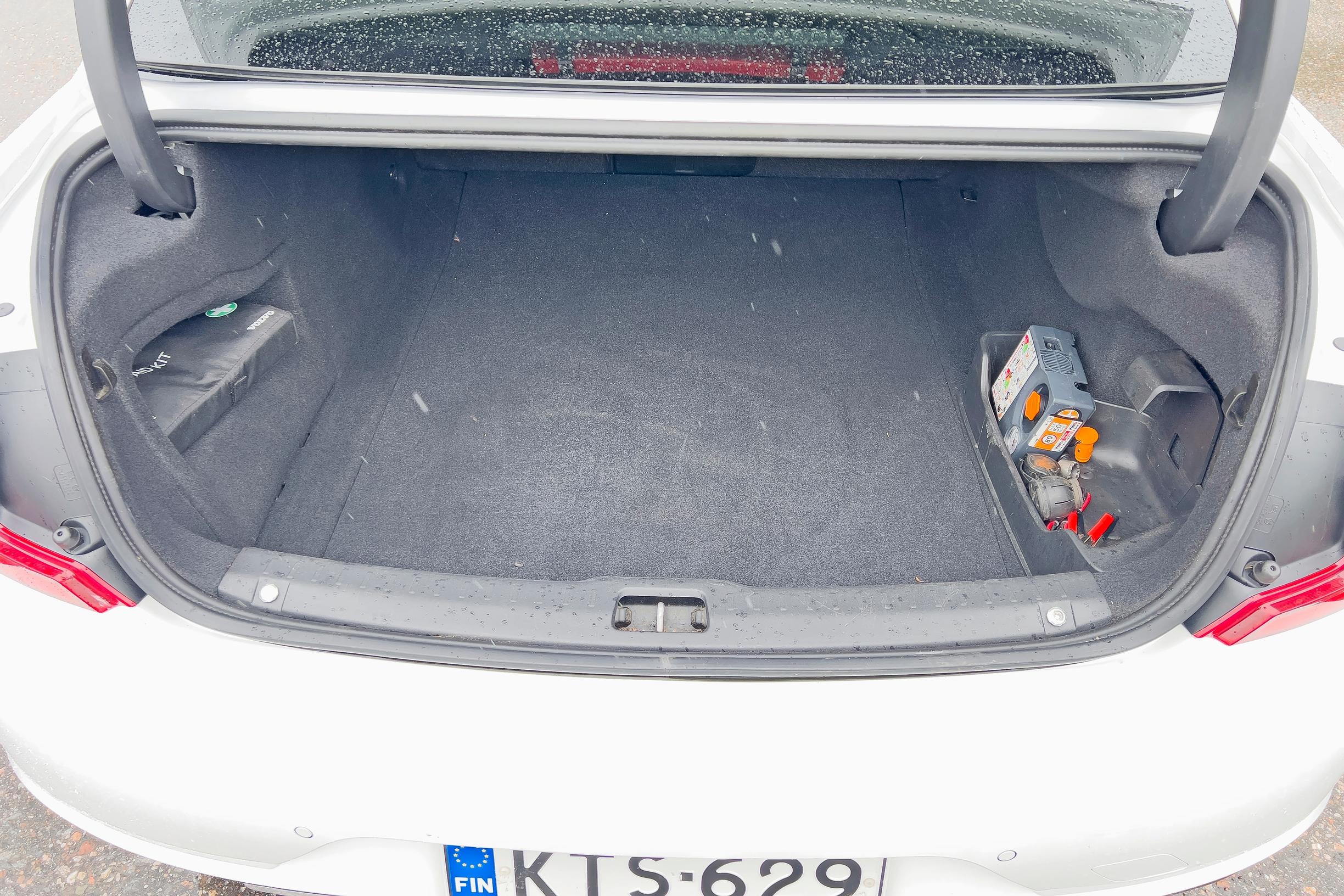 Volvo S90:n tavaratila on kookas, mutta pieni takaluukku hankaloittaa kuormaamista.