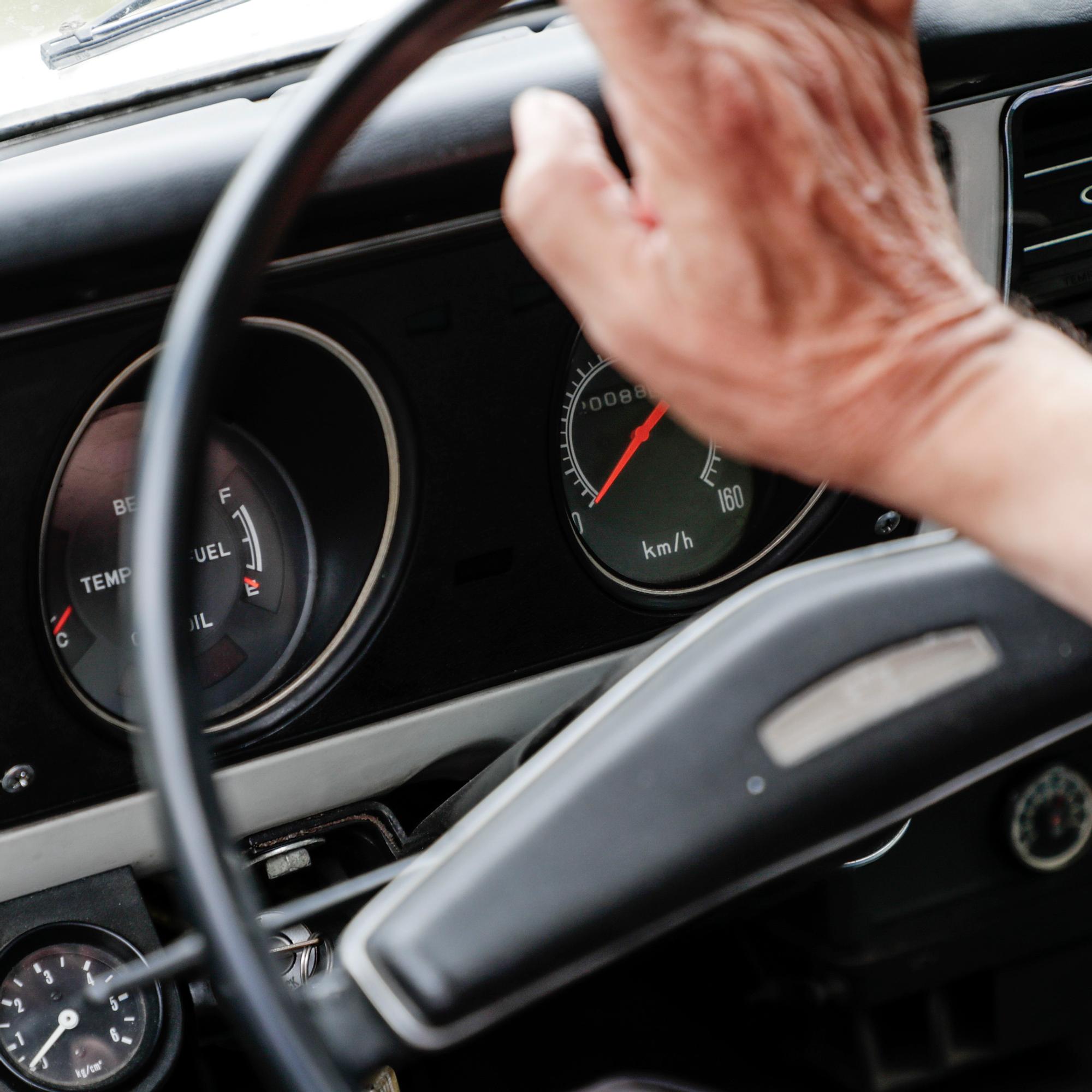 Matti Hietalalla on 35 Toyotan kokoelma: ”Yhtään autoa en ole antanut pois vaihdossa” – Onko vanhalla autolla ajaminen päästöistä huolimatta sittenkin ilmastoteko? – Video