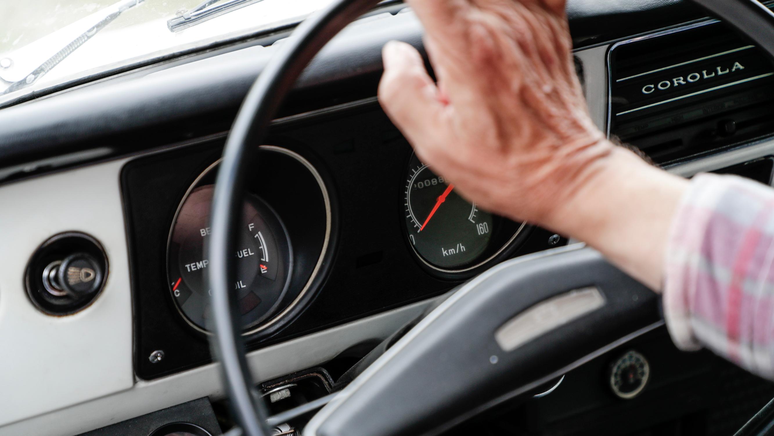 Matti Hietalalla on 35 Toyotan kokoelma: ”Yhtään autoa en ole antanut pois vaihdossa” – Onko vanhalla autolla ajaminen päästöistä huolimatta sittenkin ilmastoteko? – Video