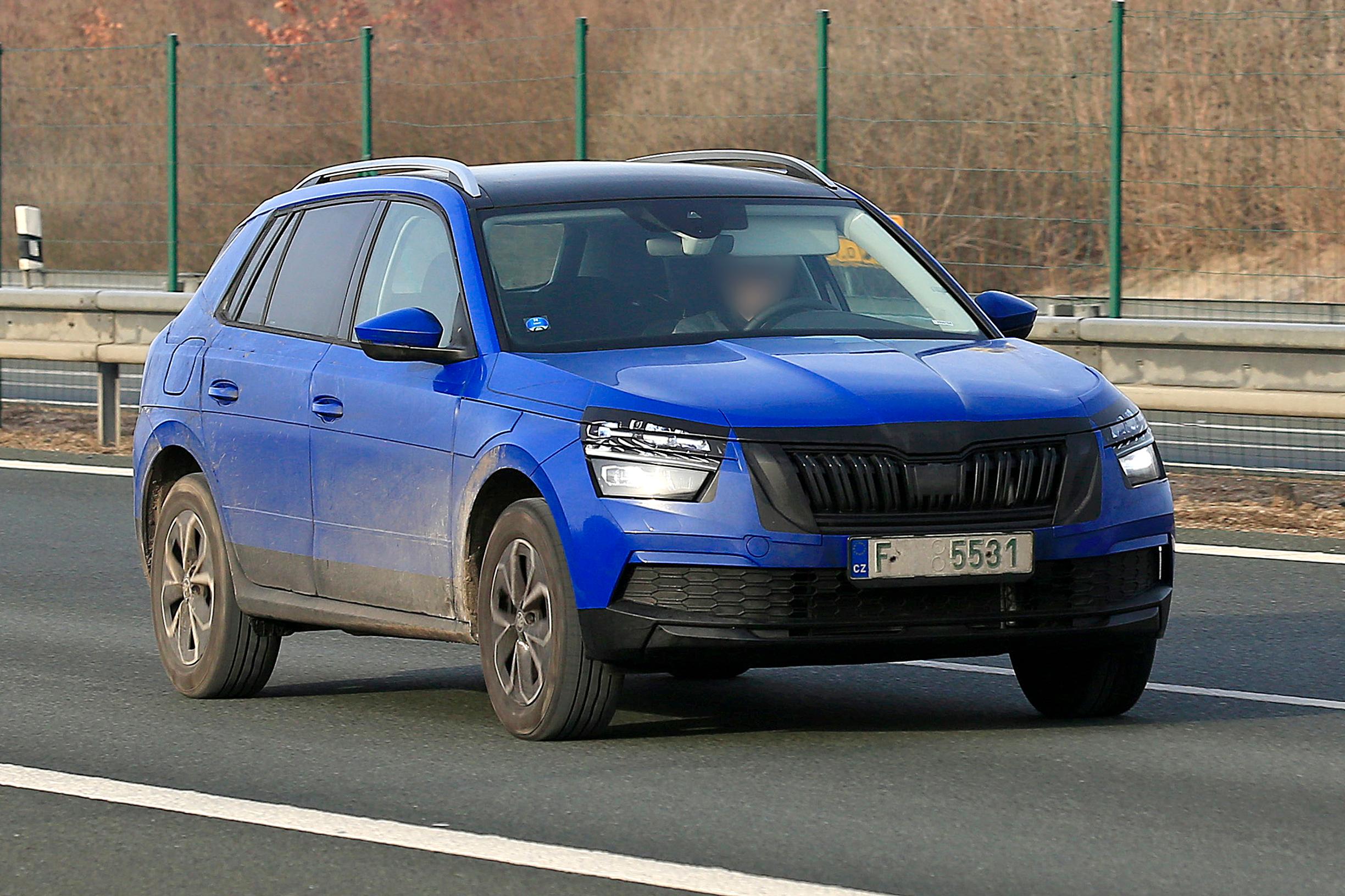 Salakuvissa pian esiteltävä Skoda Kamiq - naamioitu Karoqiksi