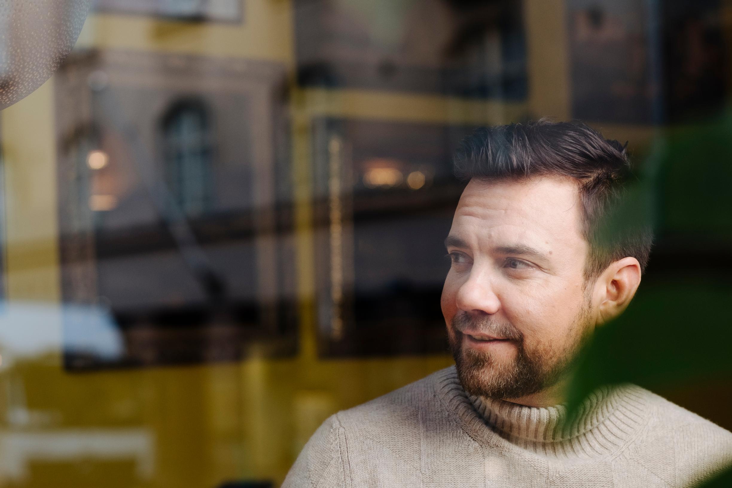 Antti Ketonen katsoo ulos ikkunasta.