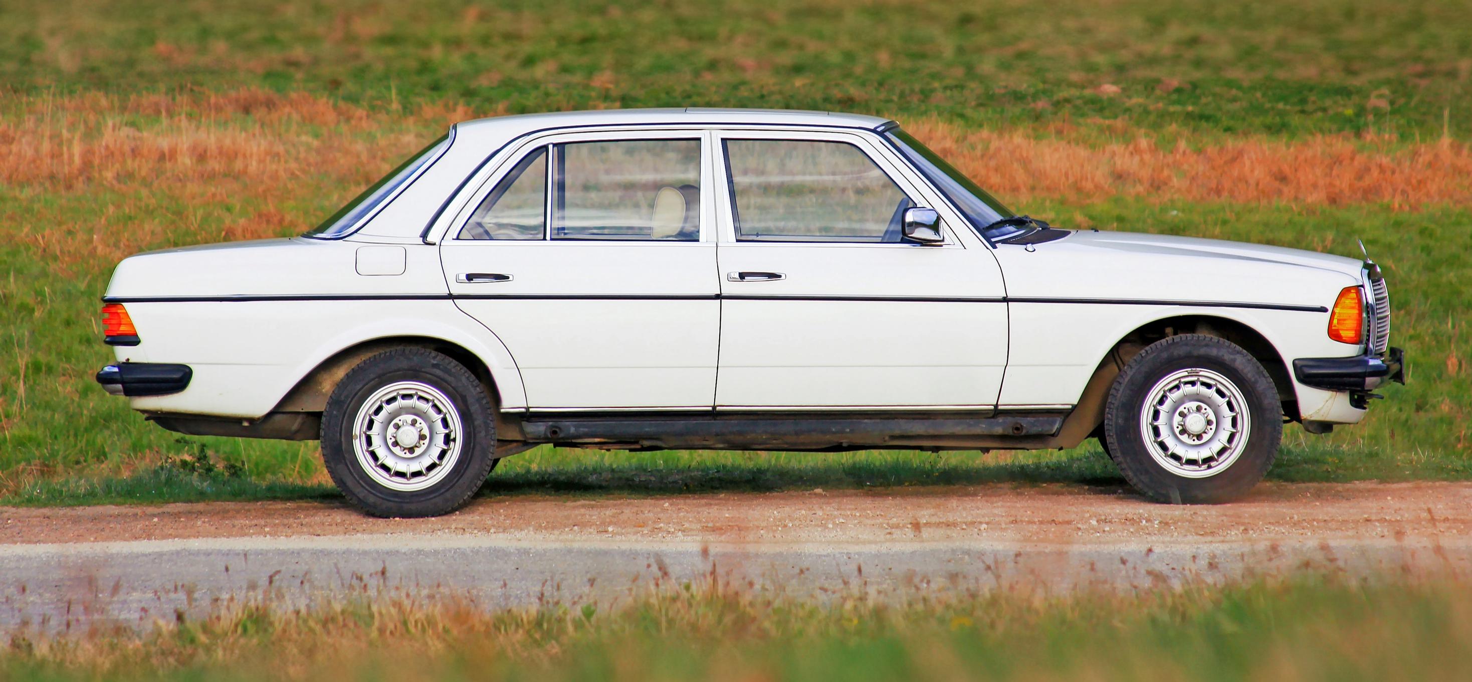Mercedes-Benz 200 D on laiskamato, joka ei sudi, vaikka kuinka yrittäisi monottaa.