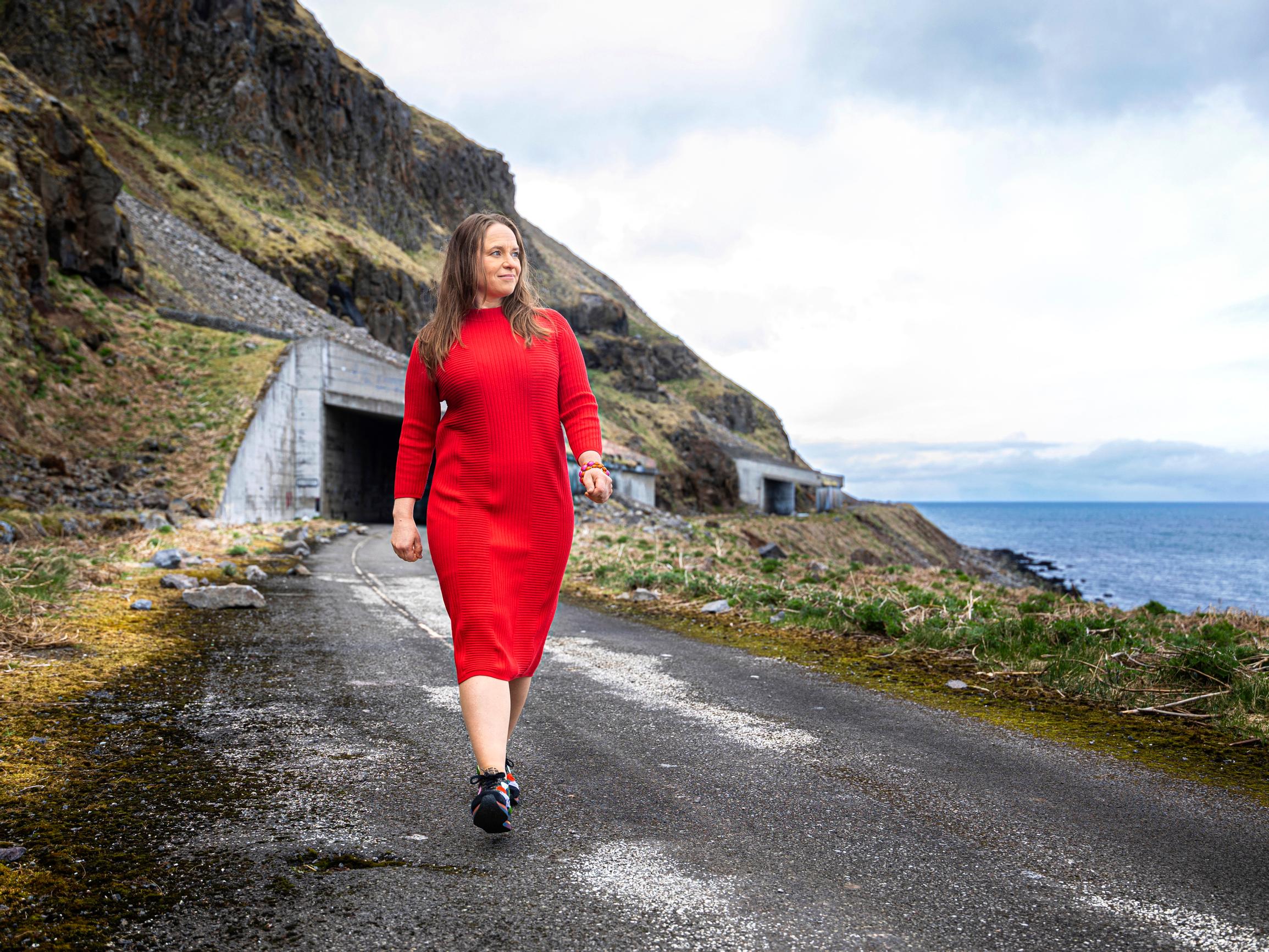 ”Tapahtuu kamalia asioita, ja osa ihmisistä seisoo tumput suorina” – Satu Rämö ei aio antaa äijille valtaa