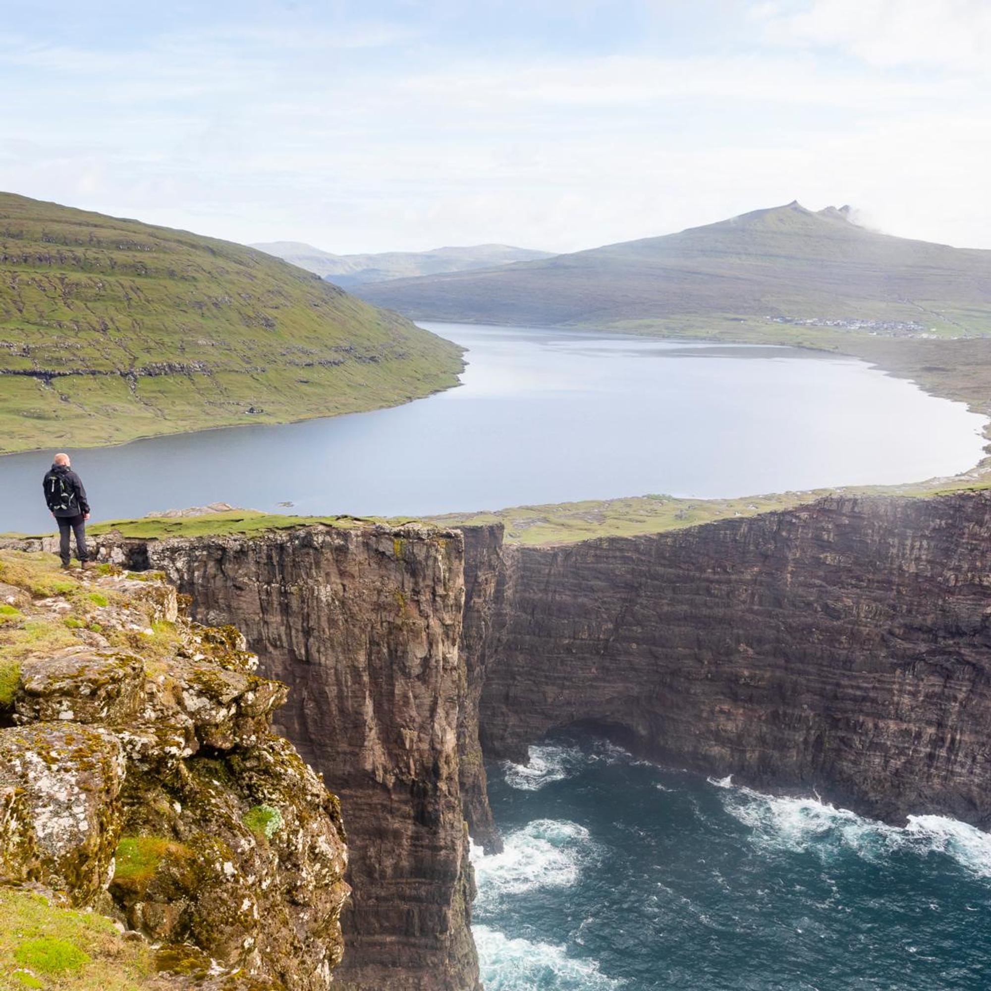 Haaveiletko matkasta Färsaarille? Näin upeasta luonnosta, sympaattisista kylistä ja mystisestä kulttuuristaan tunnettu seikkailukohde kannattaa kokea