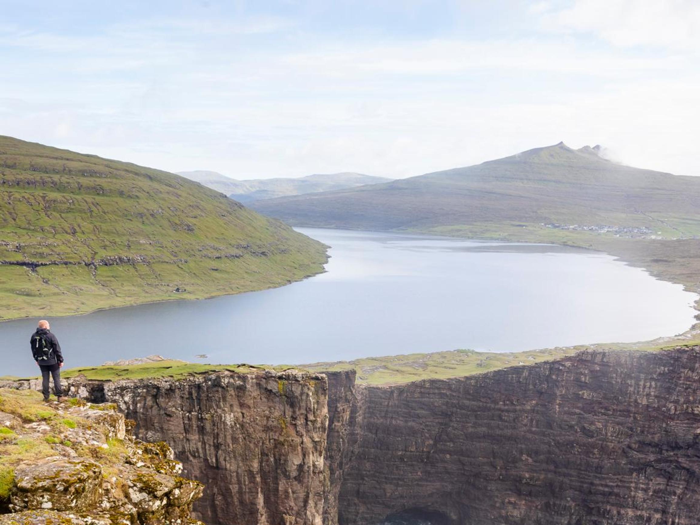 Haaveiletko matkasta Färsaarille? Näin upeasta luonnosta, sympaattisista kylistä ja mystisestä kulttuuristaan tunnettu seikkailukohde kannattaa kokea