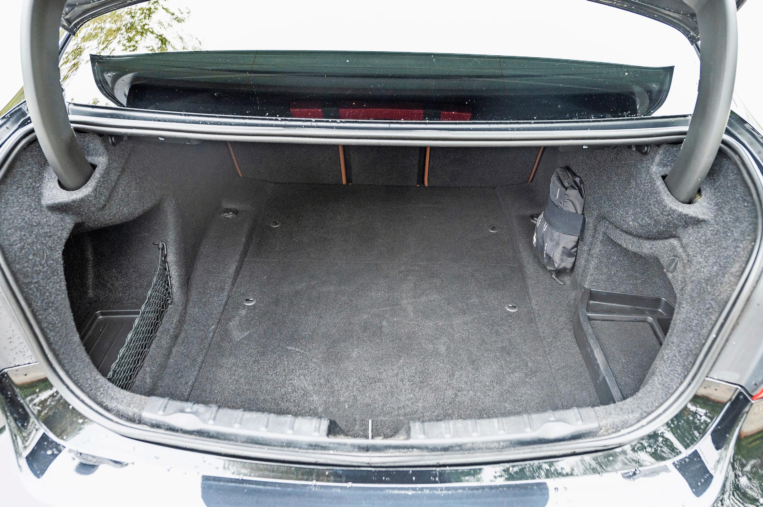 BMW 335D:n tavaratila on sinänsä riittävä, mutta epäkäytännöllinen, koska luukku on pieni.