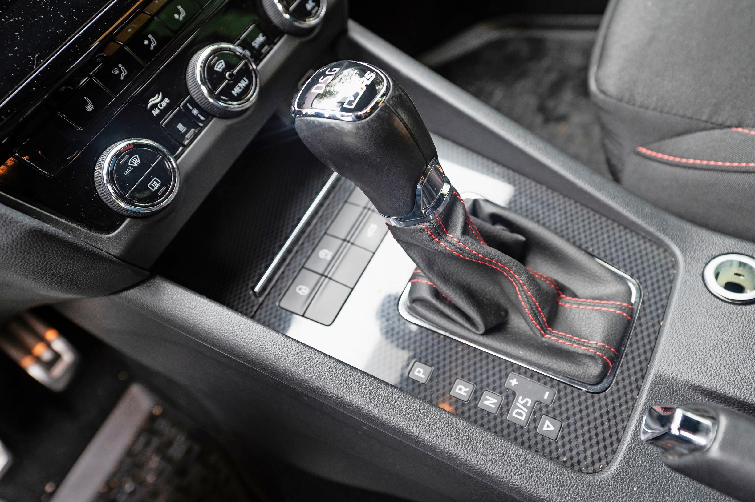 Skoda Octavia on automaattivaihteinen. Näitä DSG-laatikoita on ollut tapana pelätä, mutta eiköhän mahdolliset viat ole viiden vuoden elinkaaren aikana saatu korjattua.