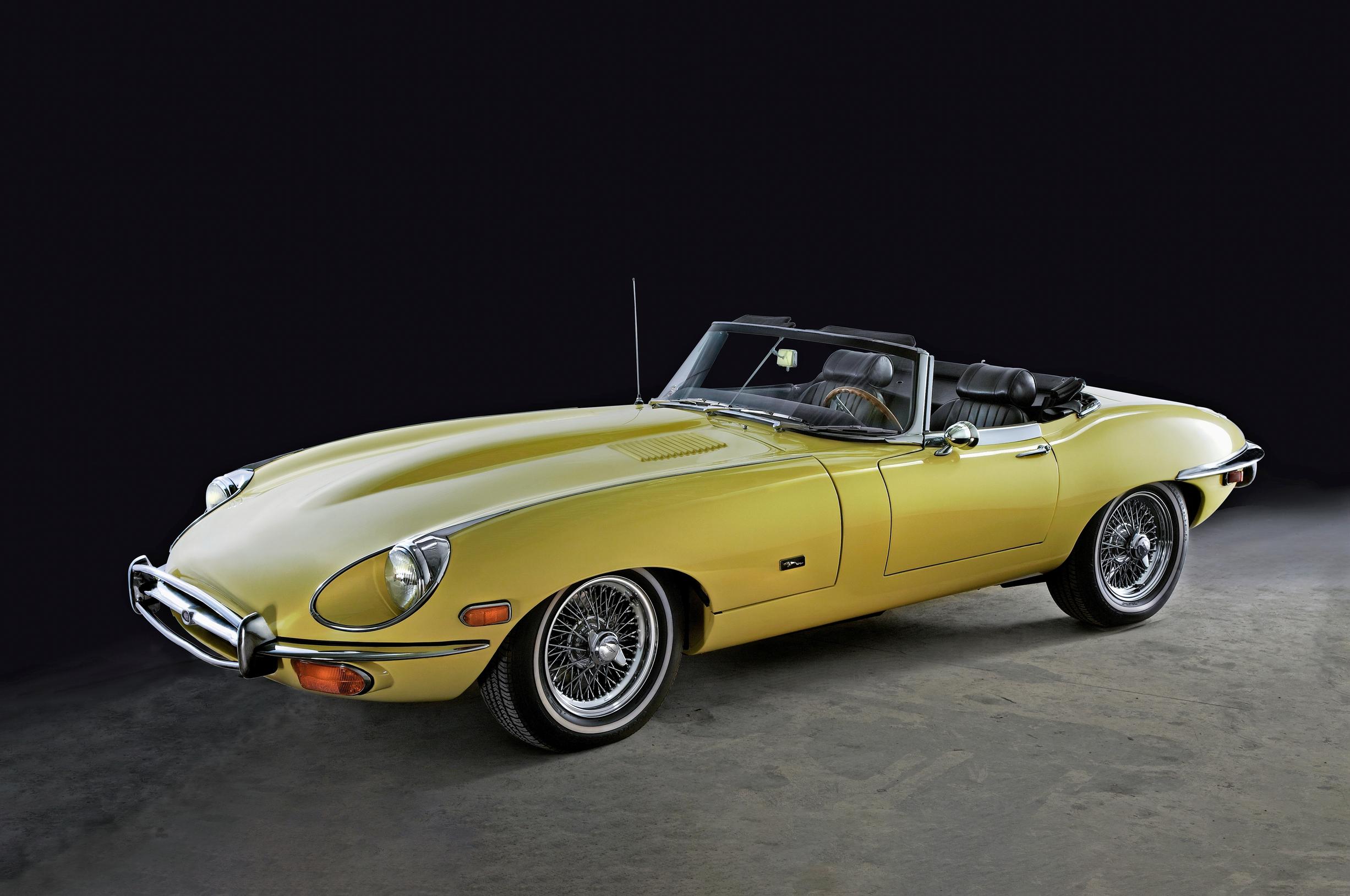 Jaguar E-Type. Monien mielestä tämä Jagge on maailman kaunein auto. Makuasioista voi toki kiistellä loputtomiin.