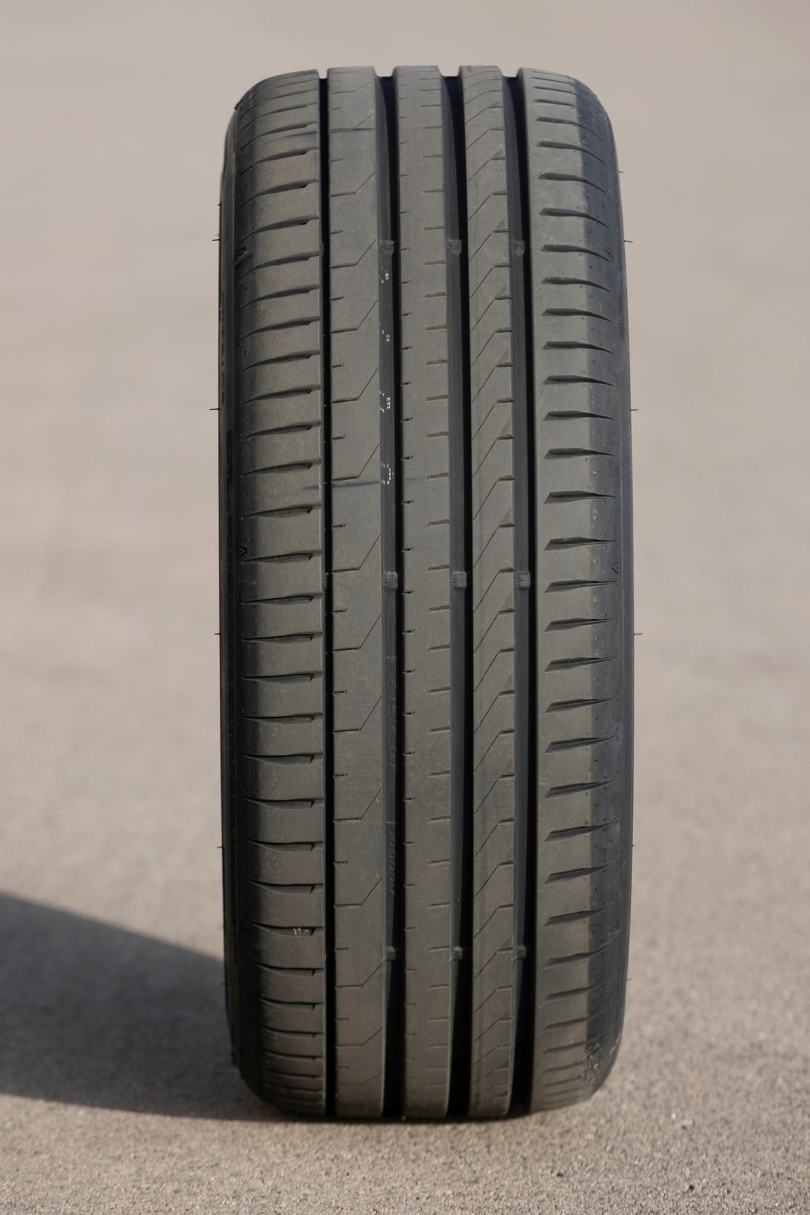 Falken Azenis FK520. Kesärenkaat 2023 Tuulilasin vertailussa.