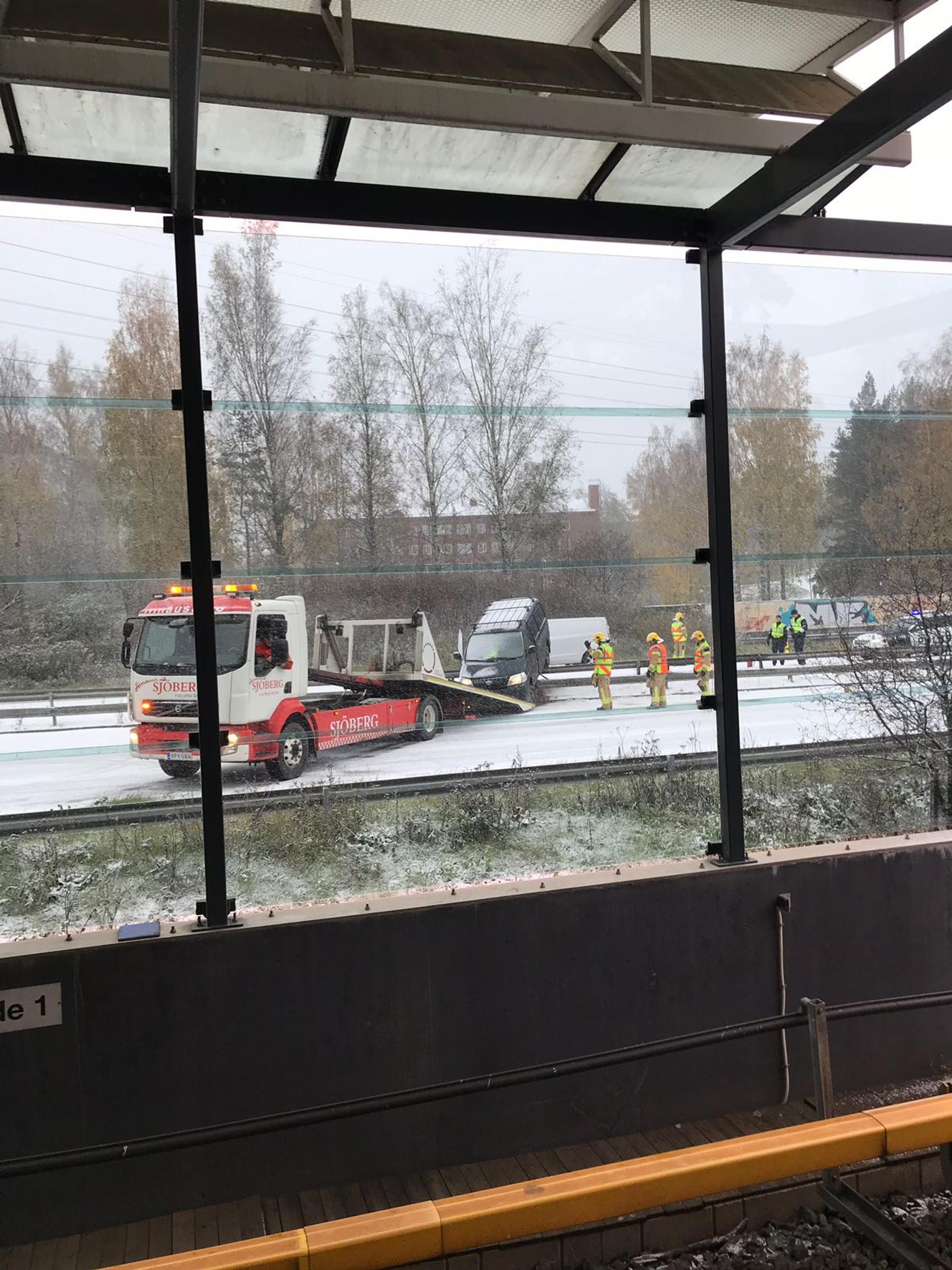 Liikennekaaos Kulosaaren kohdalla Itäväylällä - pakettiauto kaiteiden päällä 