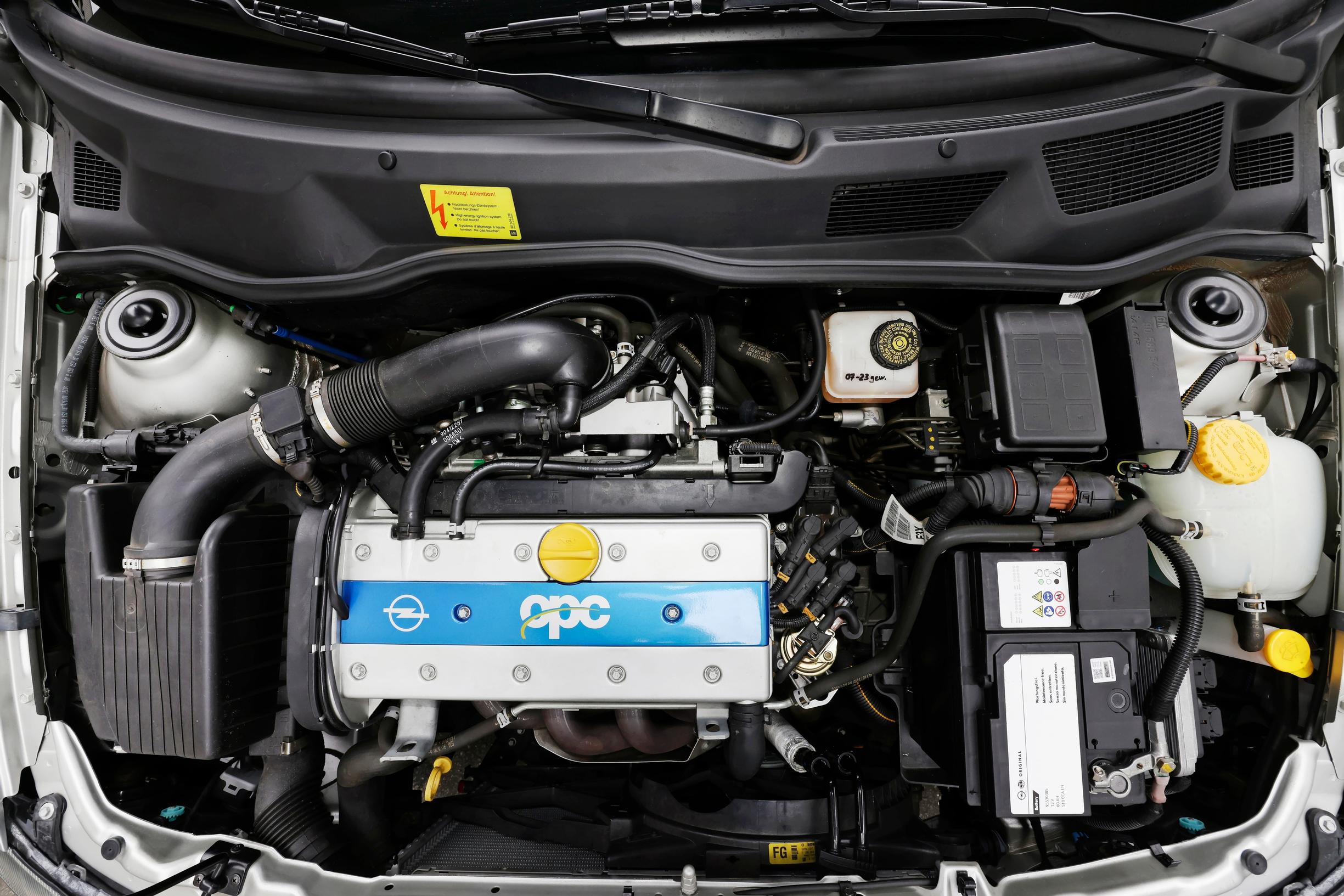 Opel Astra OPC:n vapaasti hengittävä bensamoottori on nykyisin harvinaisuus. Sen maisteleminen nostattaa nostalgiakyynelen silmäkulmaan.