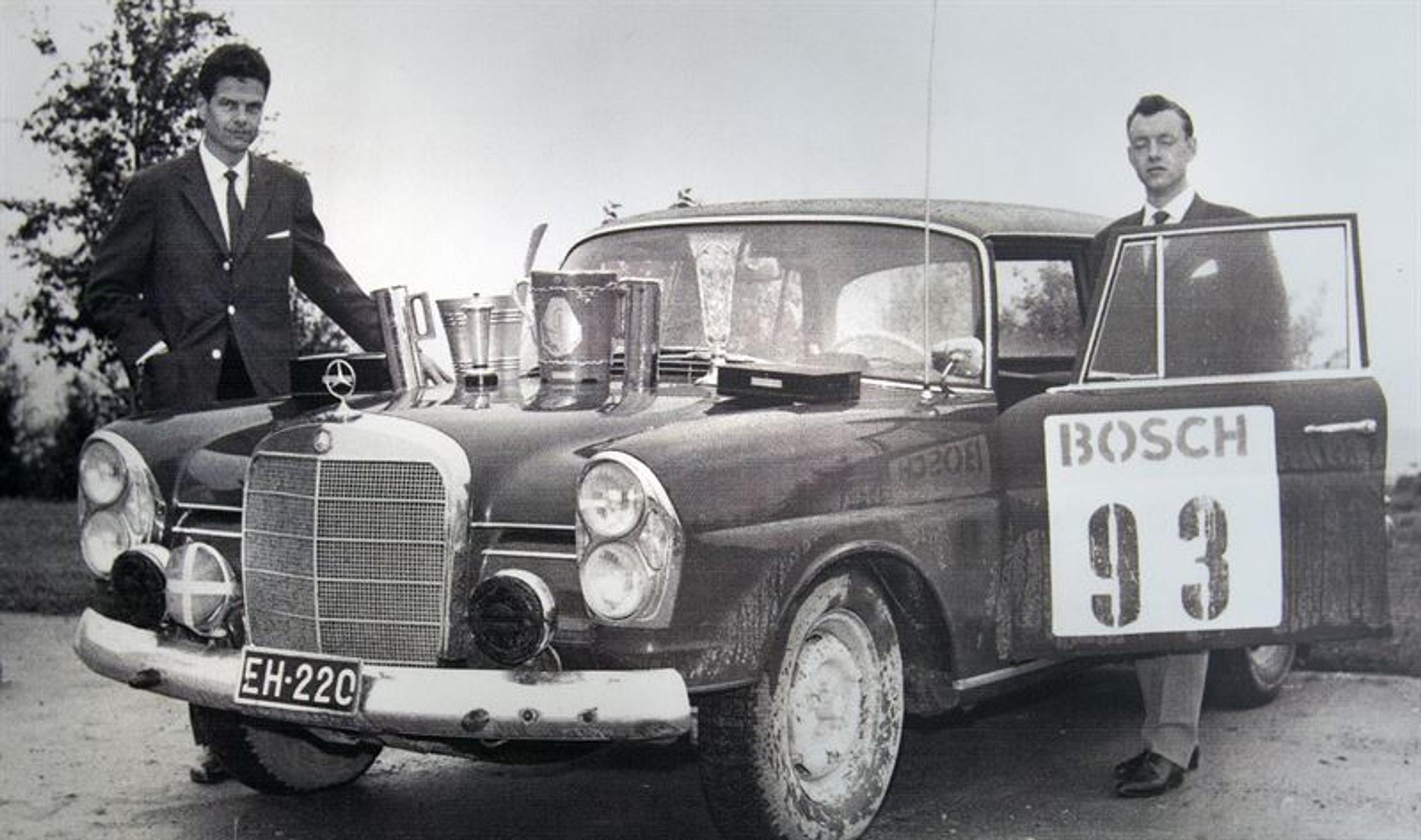Katso kuvat - Rauno Aaltosen legendaarinen Mercedes-Benz näyttäytyy Suomen MM-rallissa