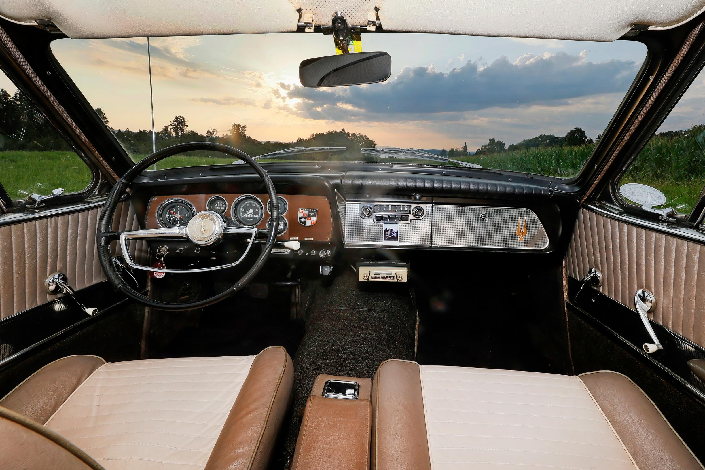 Studebaker GT Hawkissa esiteltiin perusteellisesti uudistettu ohjaamo tyylikkäine kojelautoineen ja pyöreine mittareineen.