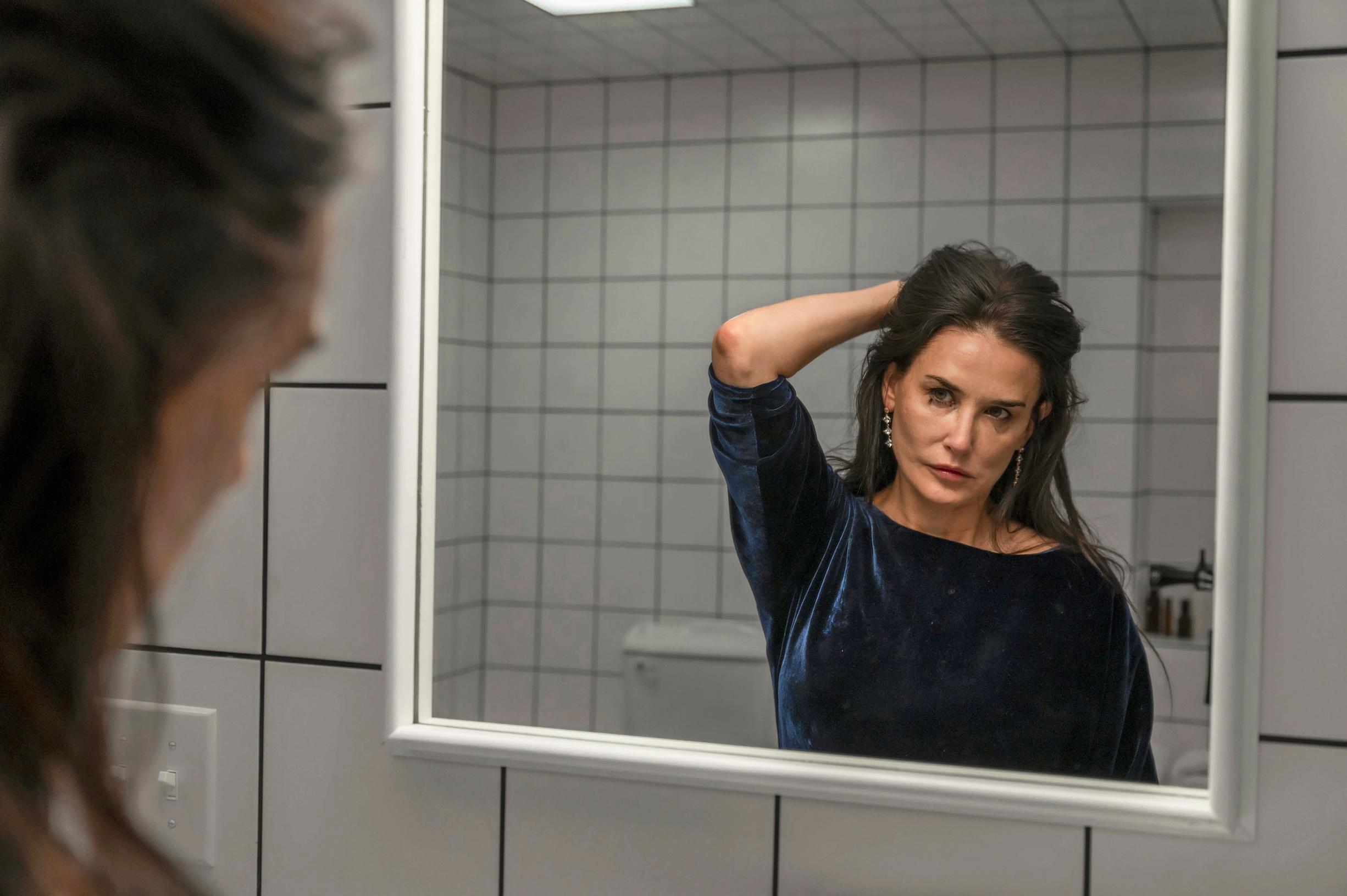 Demi Moore esittää The Substance -elokuvassa ikäänsä manipuloivaa naista.