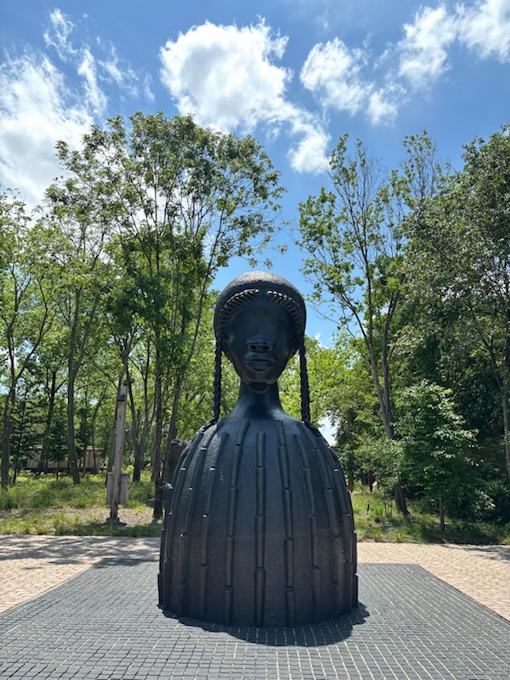 Alabaman Montgomeryssa sijaitseva taiteilija Simone Leigh'n vaikuttava pronssiteos Brick House on esillä rasismin ja oikeustaistelujen historiasta kertovassa taidepuistossa.