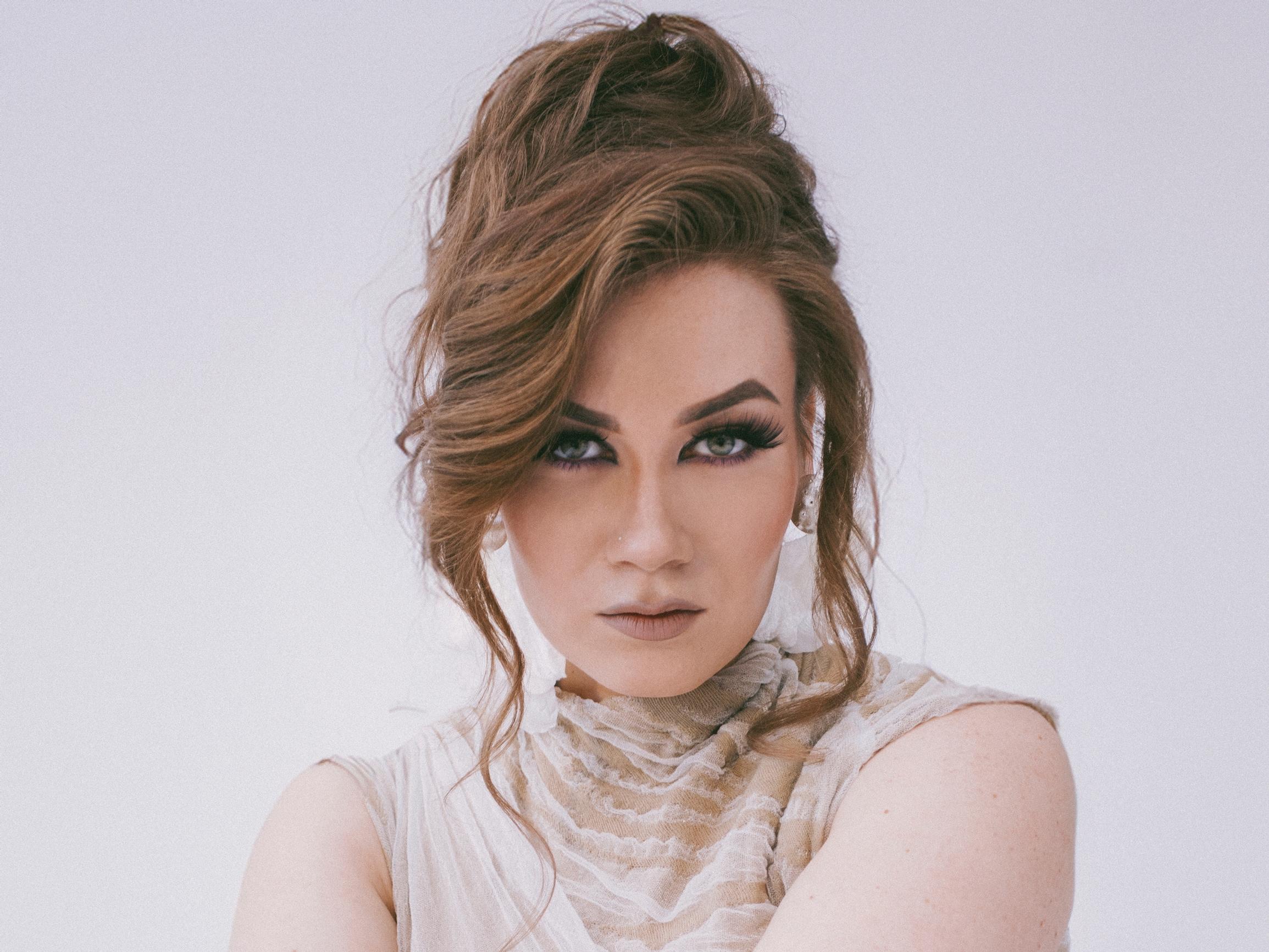 Muusikko Bess: ”Join pääni täyteen, kun olin masentunut – ei auttanut – vasta se auttoi, kun katsoin suoraan silmiin sitä, mikä teki kipeää”