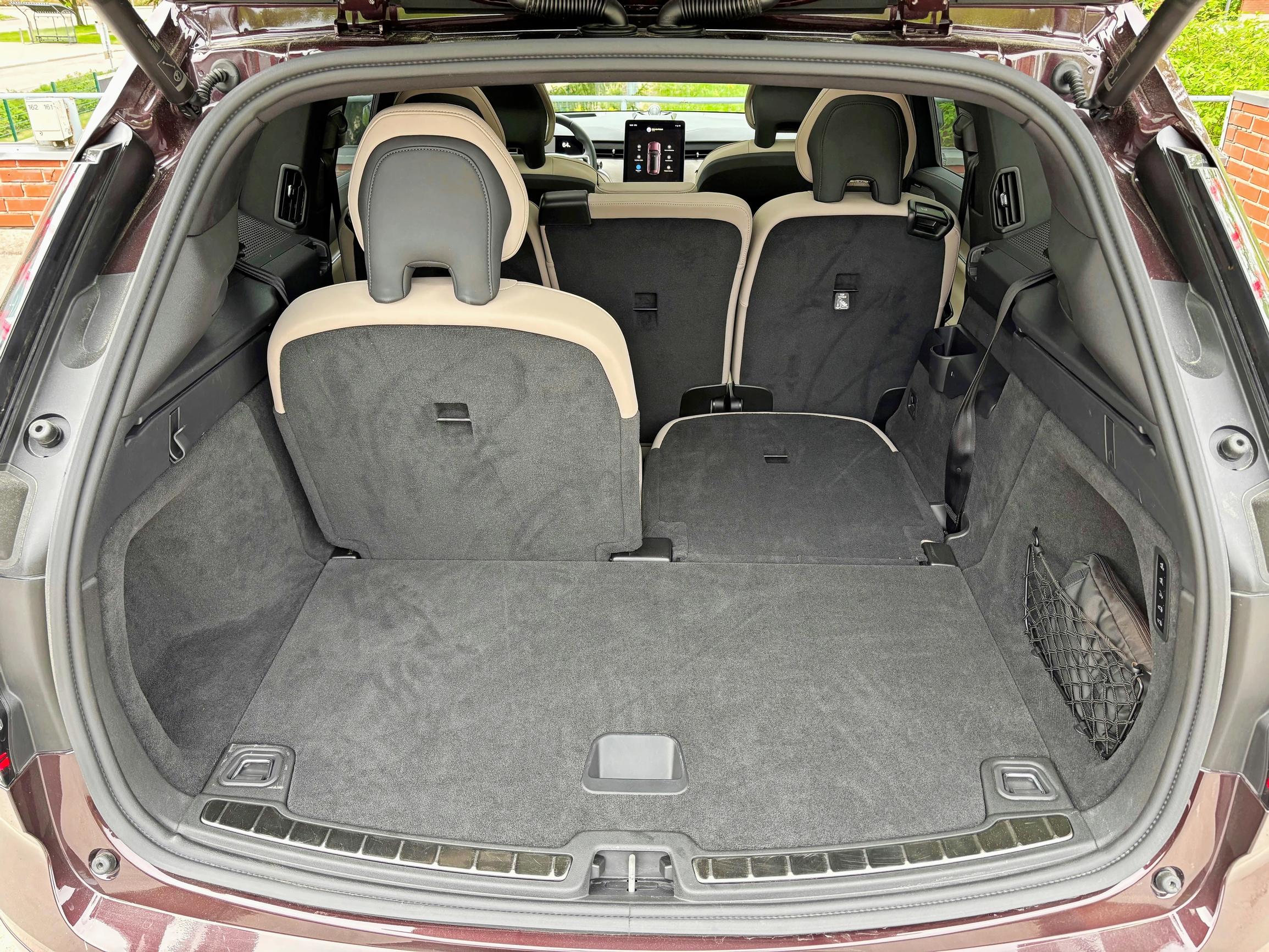 Volvo EX90:n kolmannen rivin istuimet nousevat ja laskevat fiinisti sähköllä.
