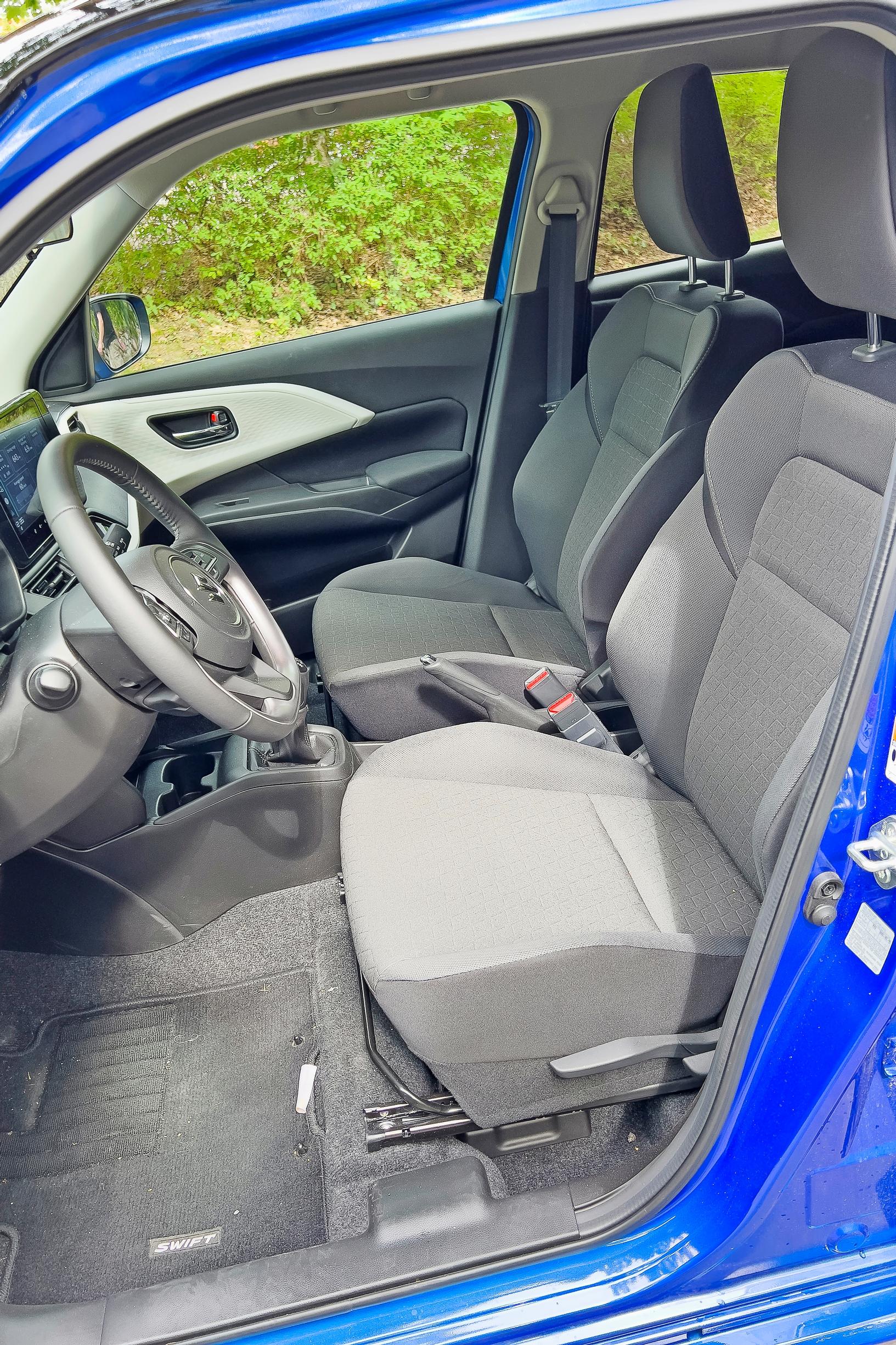 Suzuki Swiftin edessä on asialliset tilat ja mukavat istuimet.