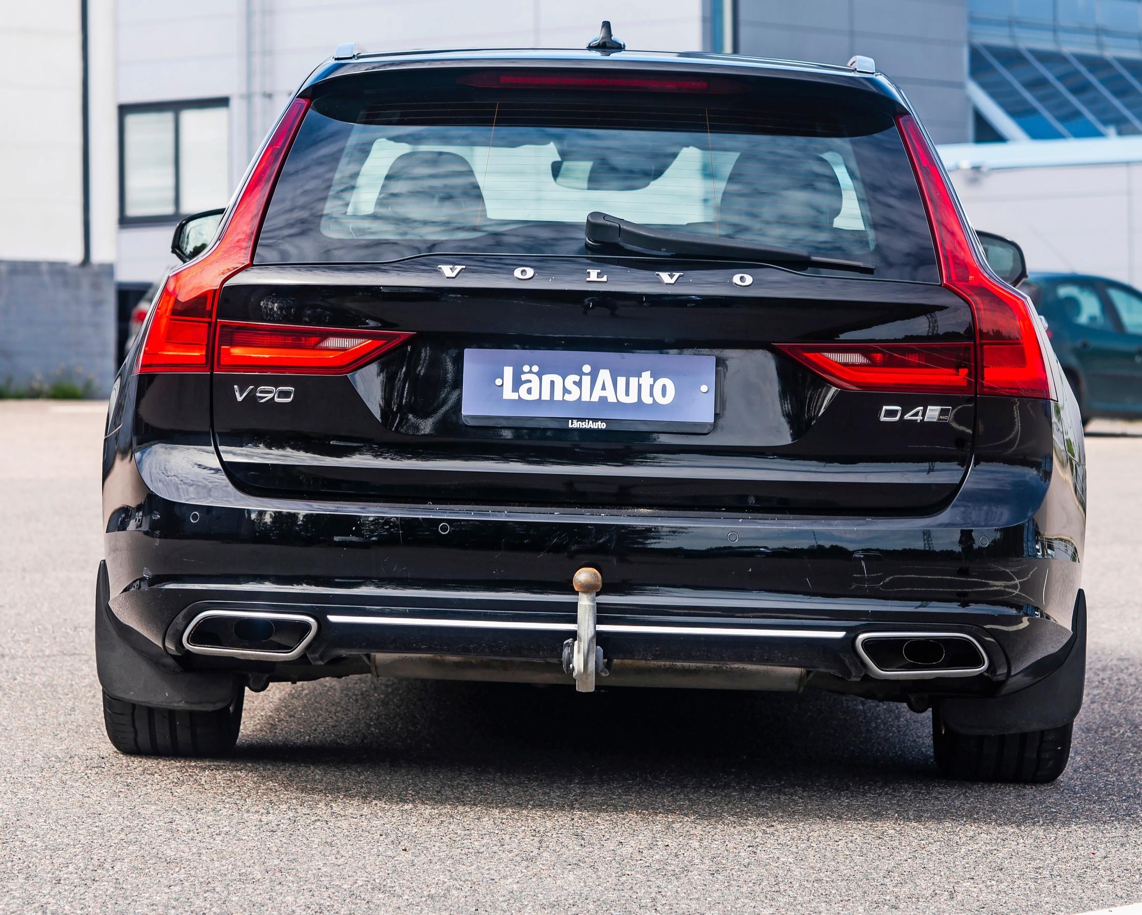 Volvo V90:n perästä löytyi vetokoukku, mikä on iloinen asia, sillä tällä autolla isonkin nyytin kiskominen on yhtä juhlaa.