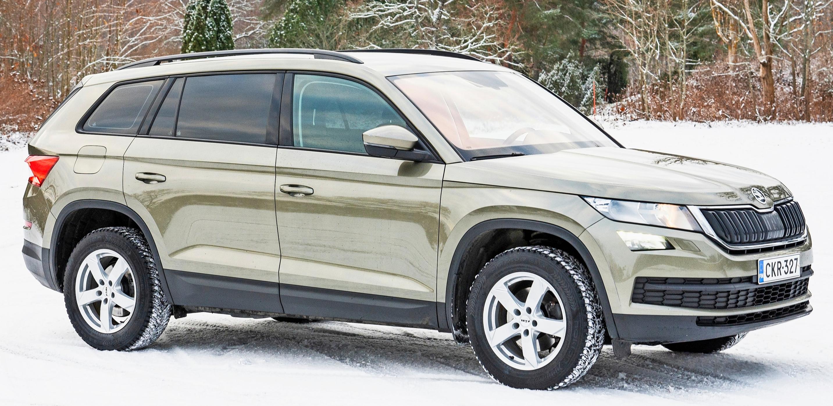 Škoda Kodiaq on iso katumaasturi eikä ole ajettavuudeltaan mikään namupala, vaan perusvarma suorittaja. Hyvä suuntavakaus ja jämäkkä jousitus.
