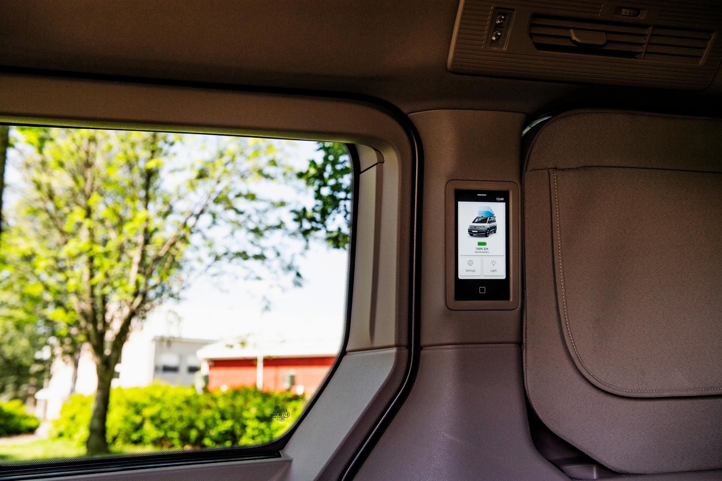 Volkswagen Californian matkustamon kosketusnäytöstä voi ohjata monia auton toimintoja, kuten vaikkapa sisävaloja ja seisontalämmitystä.
