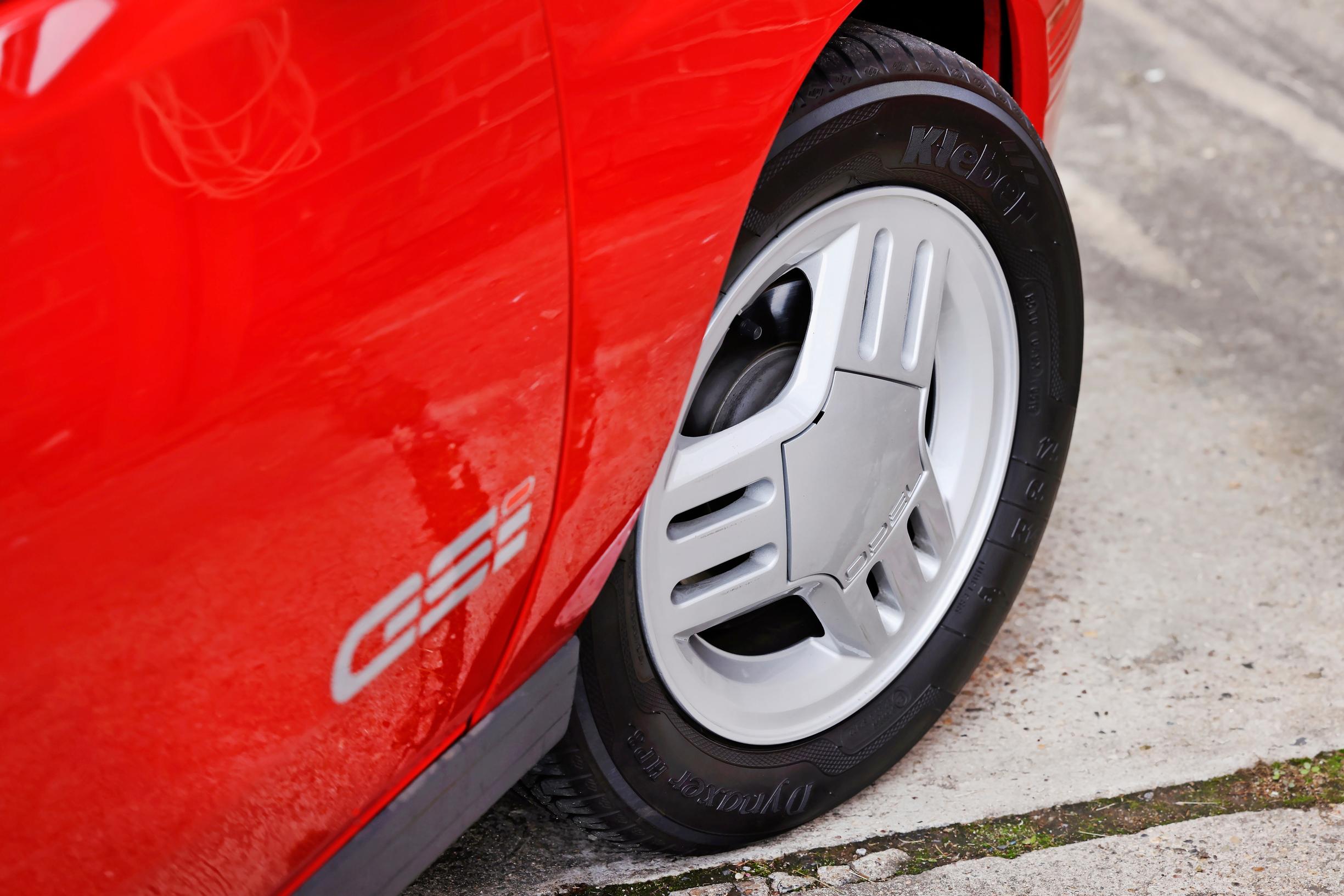 Opel Corsa GSi:n kolmipuolaiset aluvanteet ovat todella hienot. Etujarrulevyt ovat jäähdytetyt.