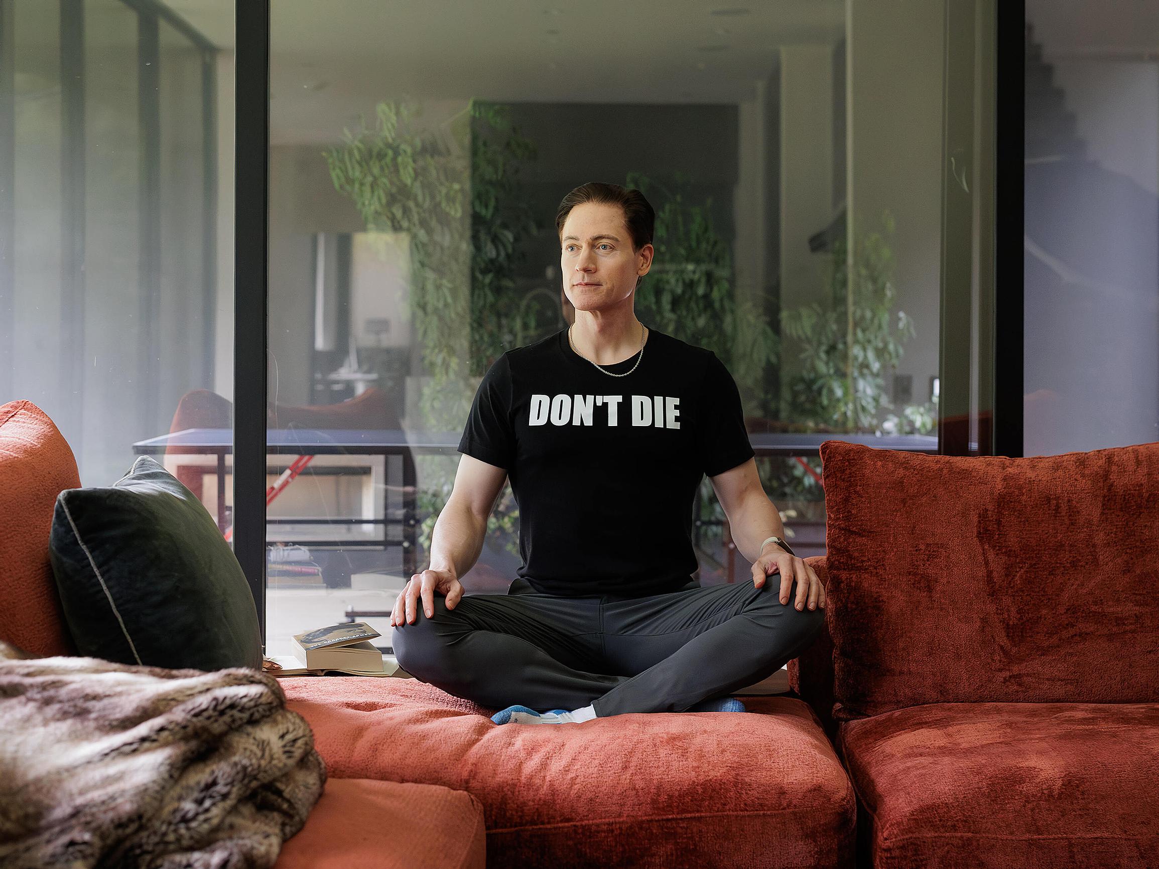 Kävin reiveissä 46-vuotiaan miljonäärin kanssa, joka väittää elävänsä teini-ikäisen kehossa