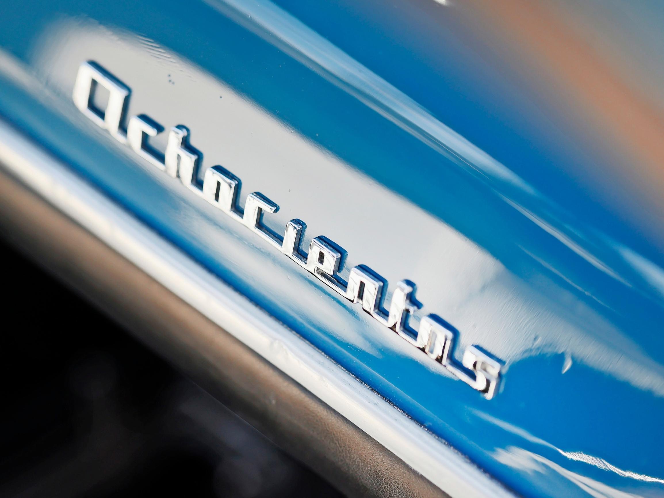 Seat 800:n kojelautaan liimattu mallimerkintä toimii samalla espanjan kielen oppituntina.