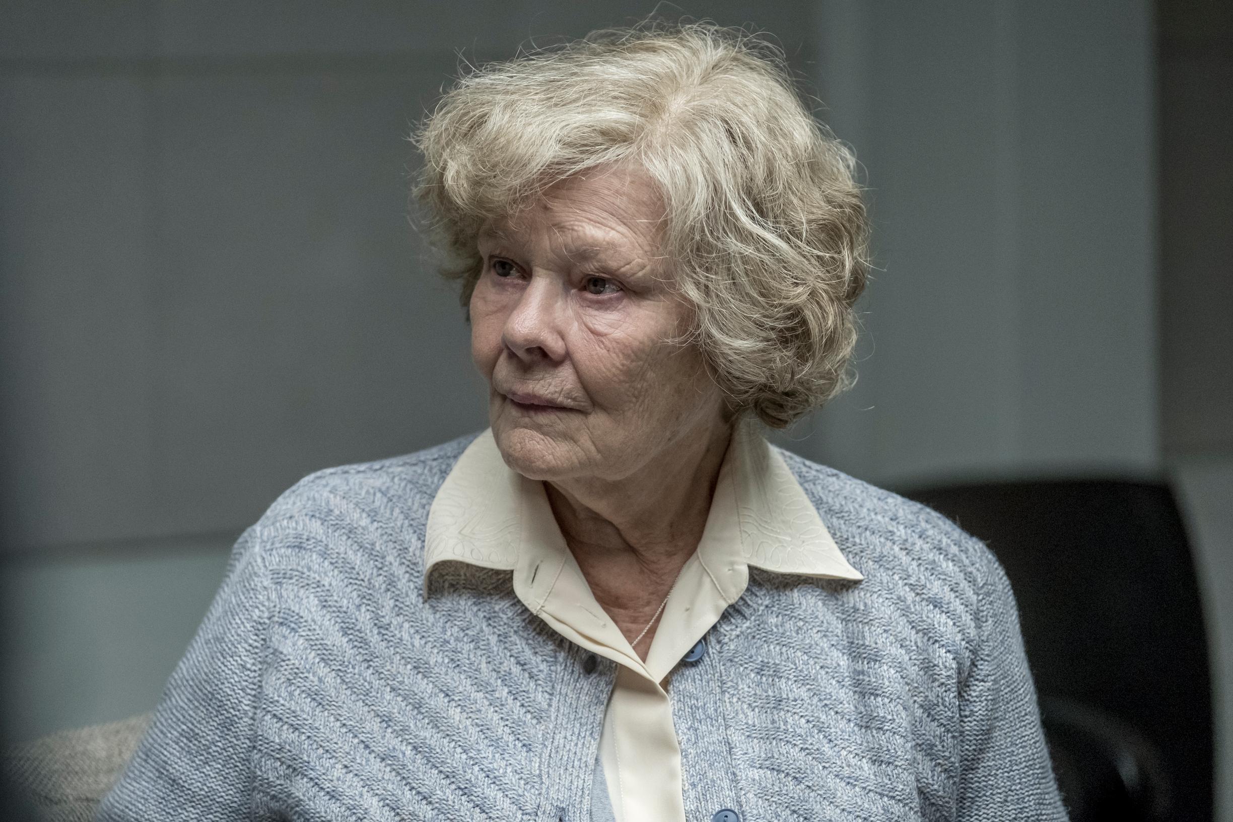 Judi Denchin lahjat valuvat hukkaan poliittisessa draamassa – Red Joan on iso hukattu mahdollisuus