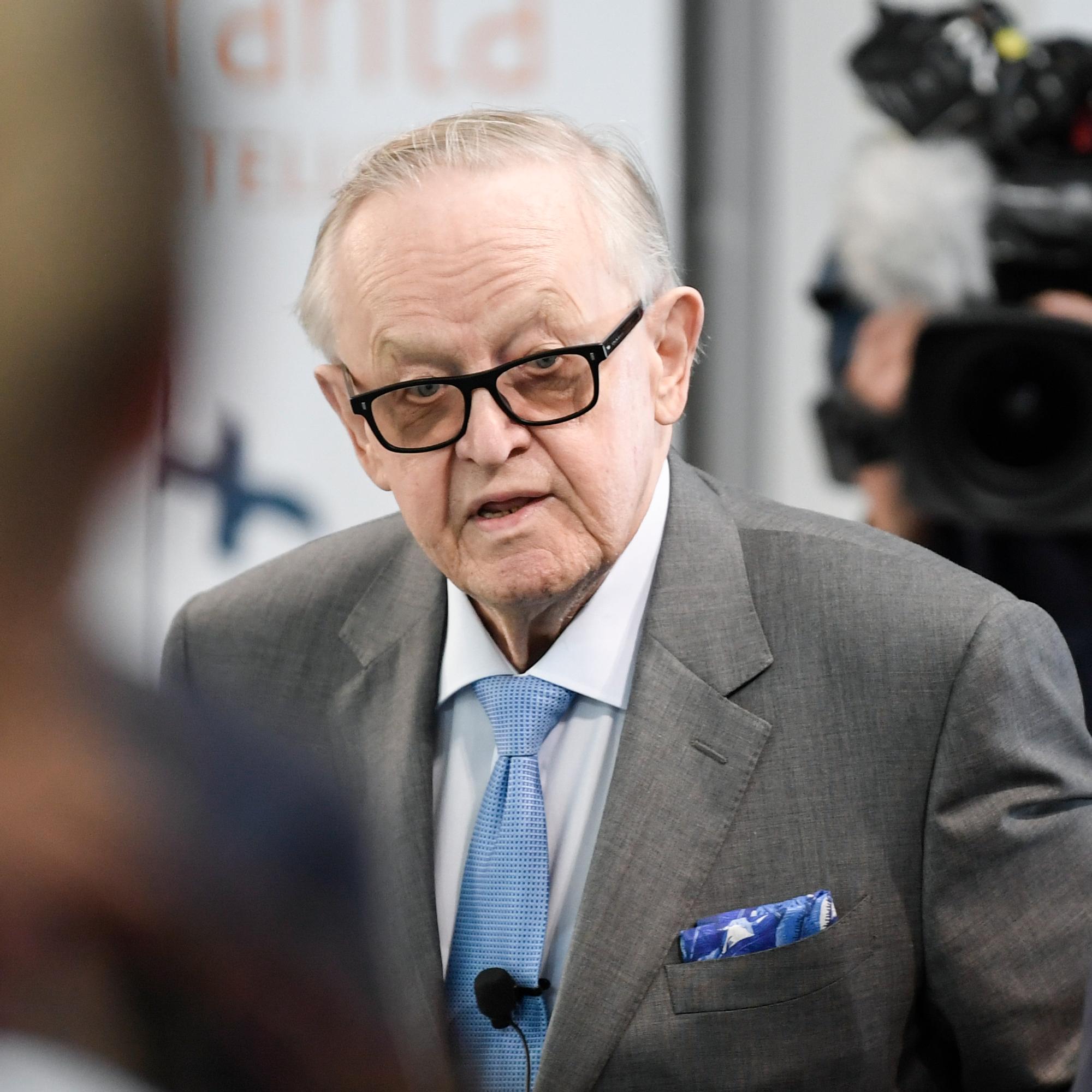Rauhanvälityksen suurmies vetäytyy julkisuudesta – Presidentti Martti Ahtisaari sairastaa Alzheimerin tautia