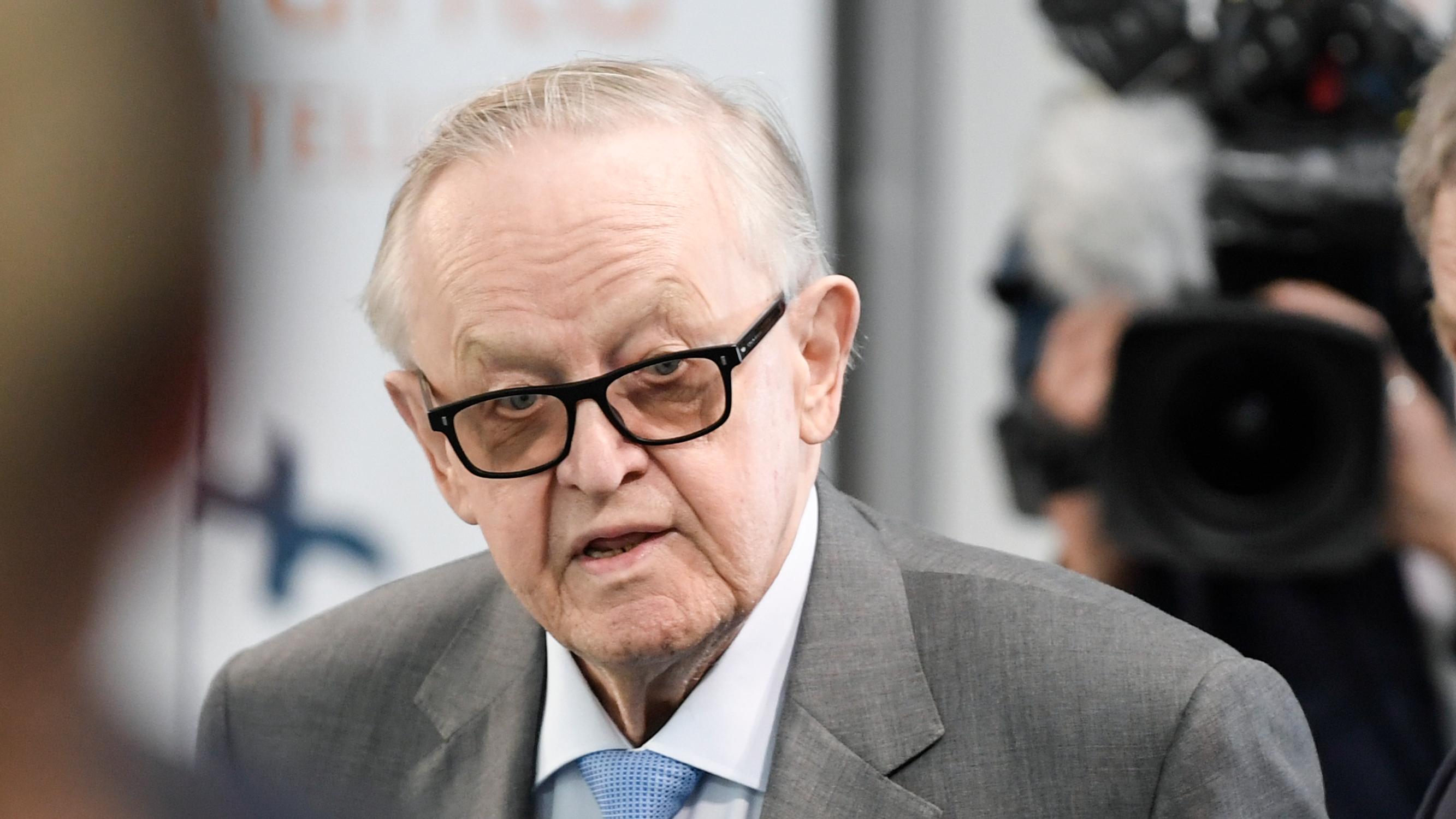 Rauhanvälityksen suurmies vetäytyy julkisuudesta – Presidentti Martti Ahtisaari sairastaa Alzheimerin tautia