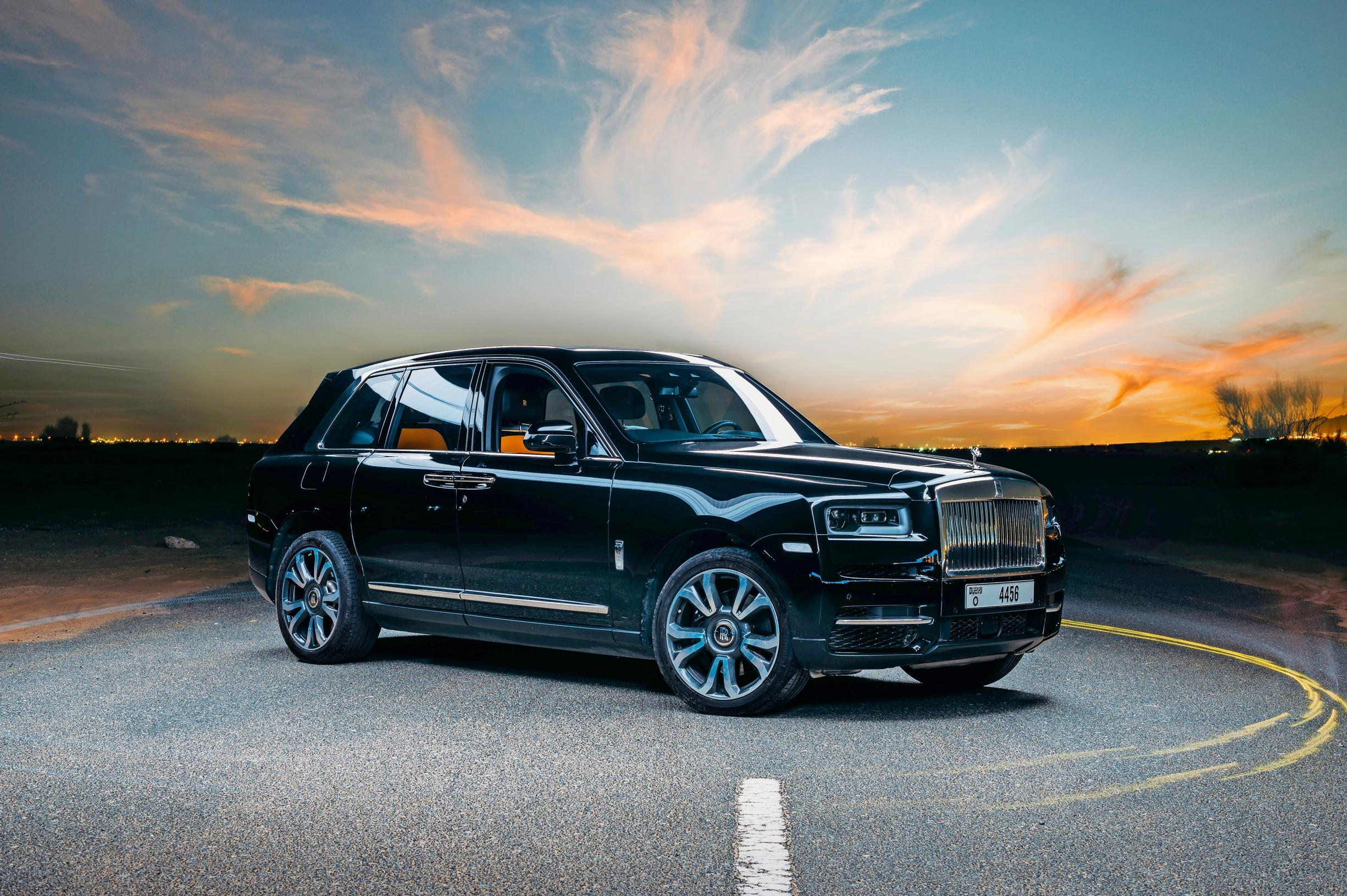 Rolls-Royce Cullinan | Eihän nimi autoa pahenna, mutta nyt mennään kyllä puskafarssin puolelle.