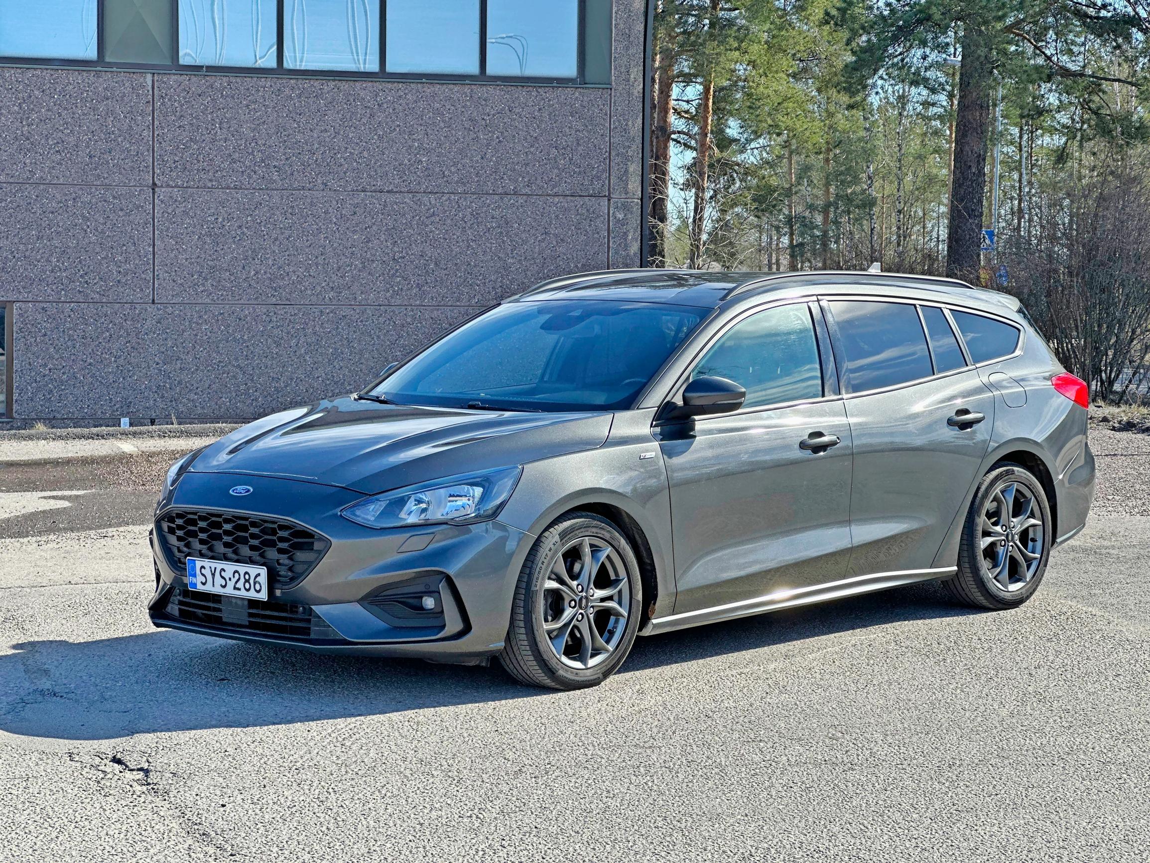 Ford Focus ST vm 2019 | Tilava auto lapsiperheelle ja mihin hintaan
