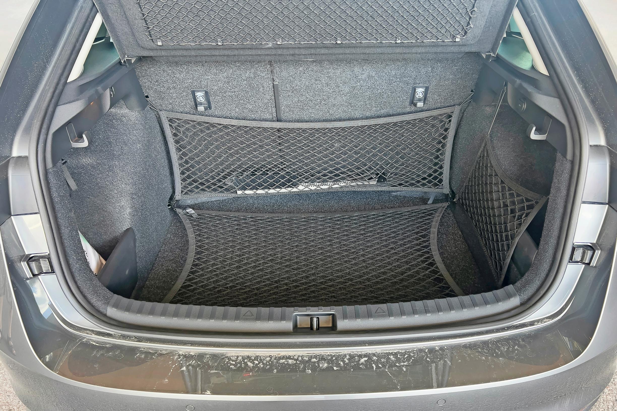 Skoda Scalan tavaratilan verkot ovat Skodan tavaramerkki.