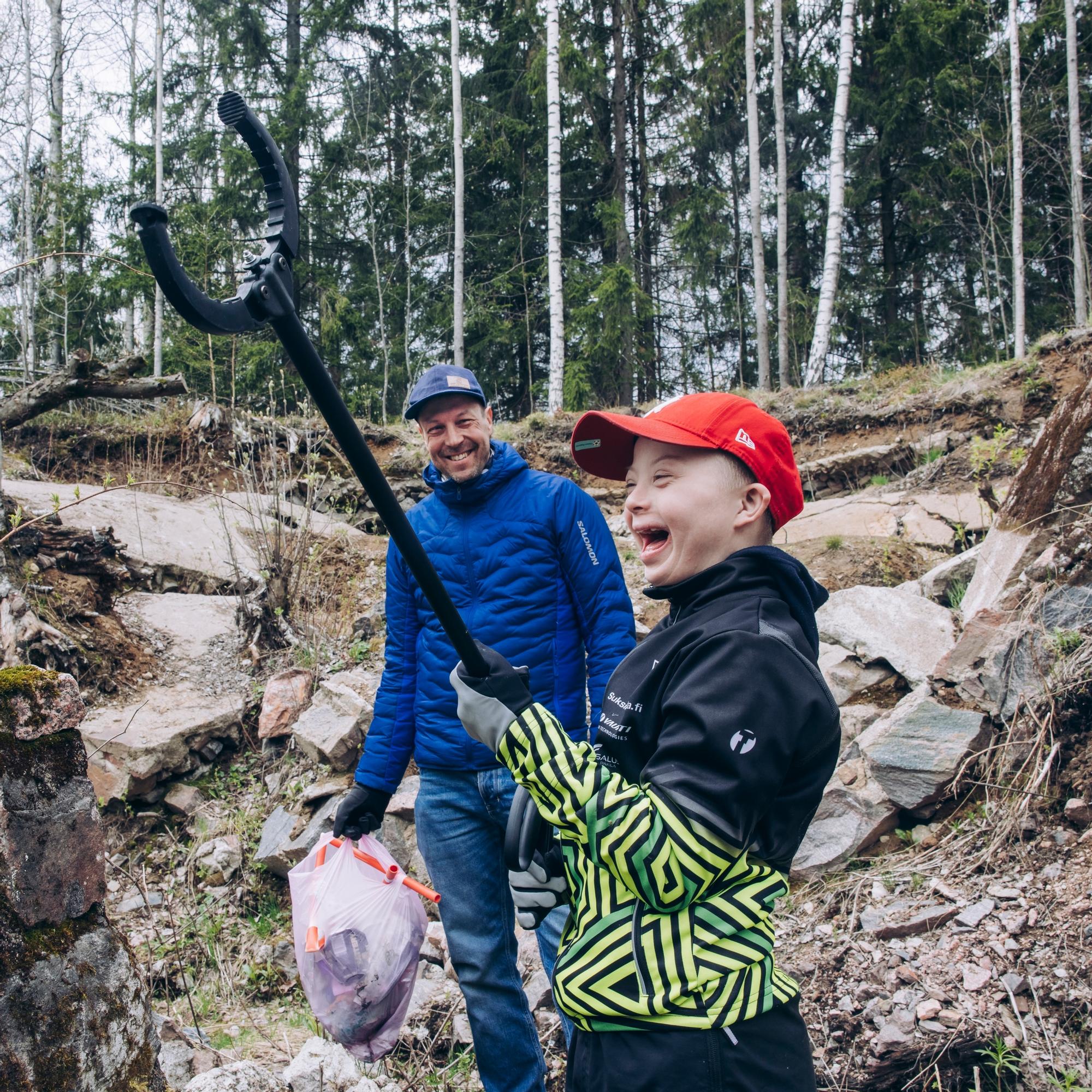 ”Täällä on todella törkyisen näköistä”, Peltsi Peltola harmitteli ja otti poikansa Osmon, 11, mukaan keräämään lähimetsän roskia