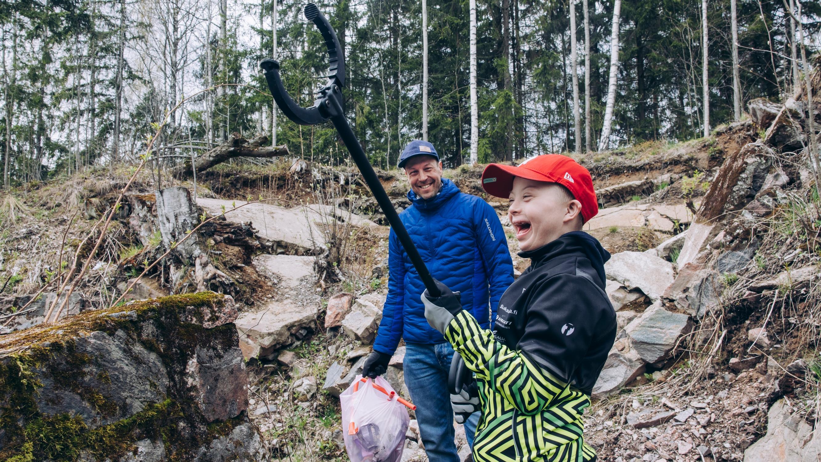 ”Täällä on todella törkyisen näköistä”, Peltsi Peltola harmitteli ja otti poikansa Osmon, 11, mukaan keräämään lähimetsän roskia